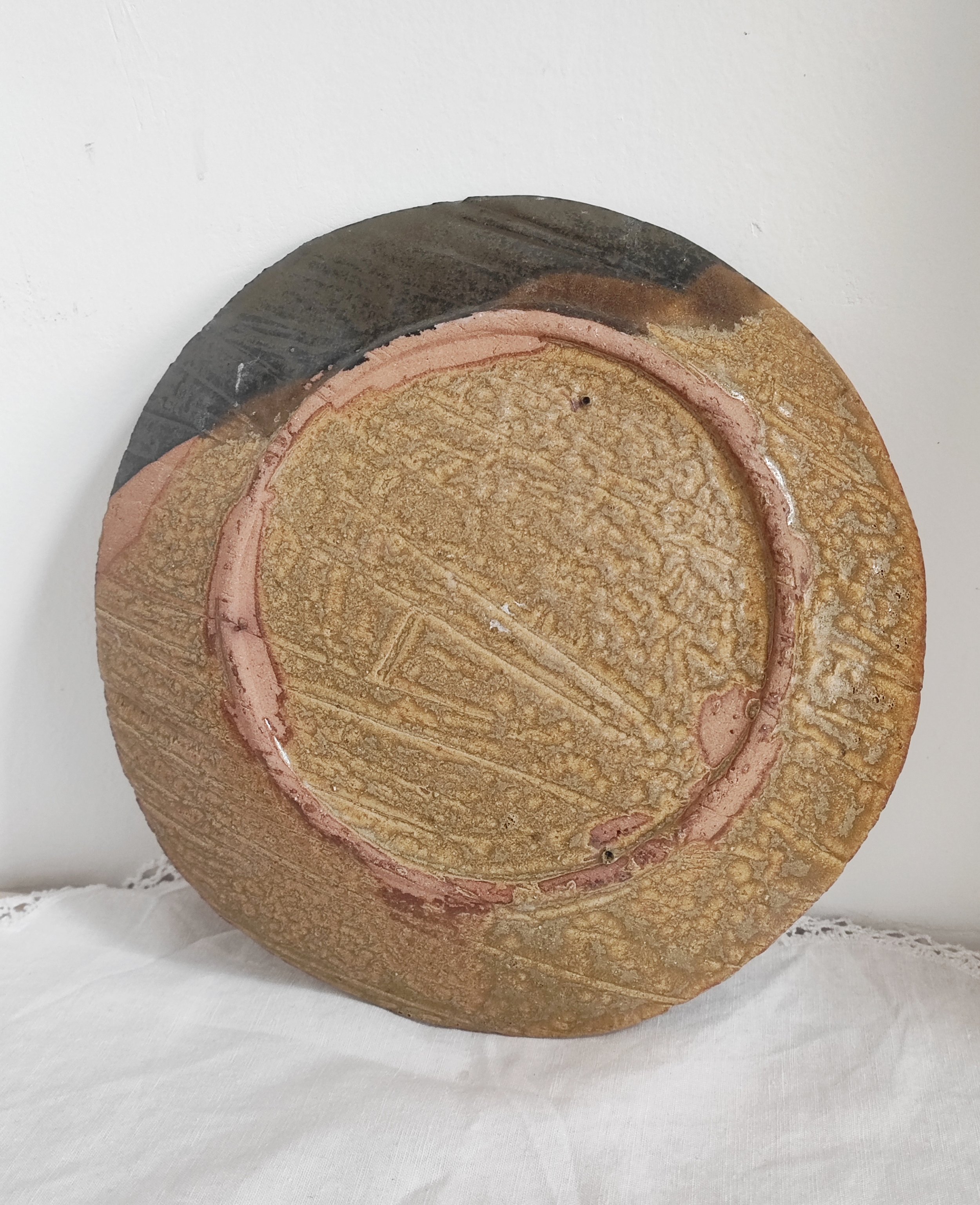 CALIZA_PLATO_GRES_FRANCES_MOSTAZA_REVES.jpg