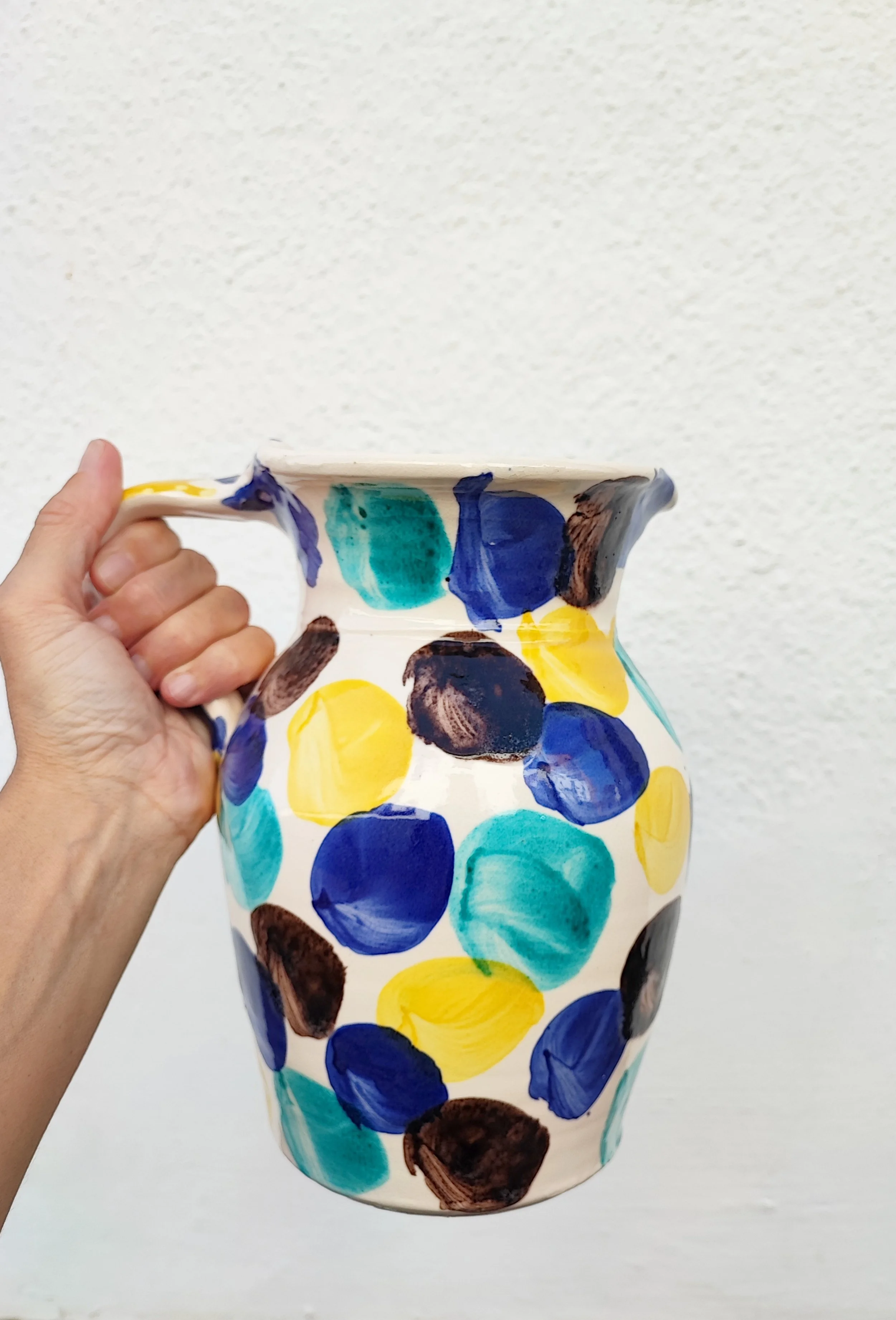 Jarra decorada con brochazos de colores.