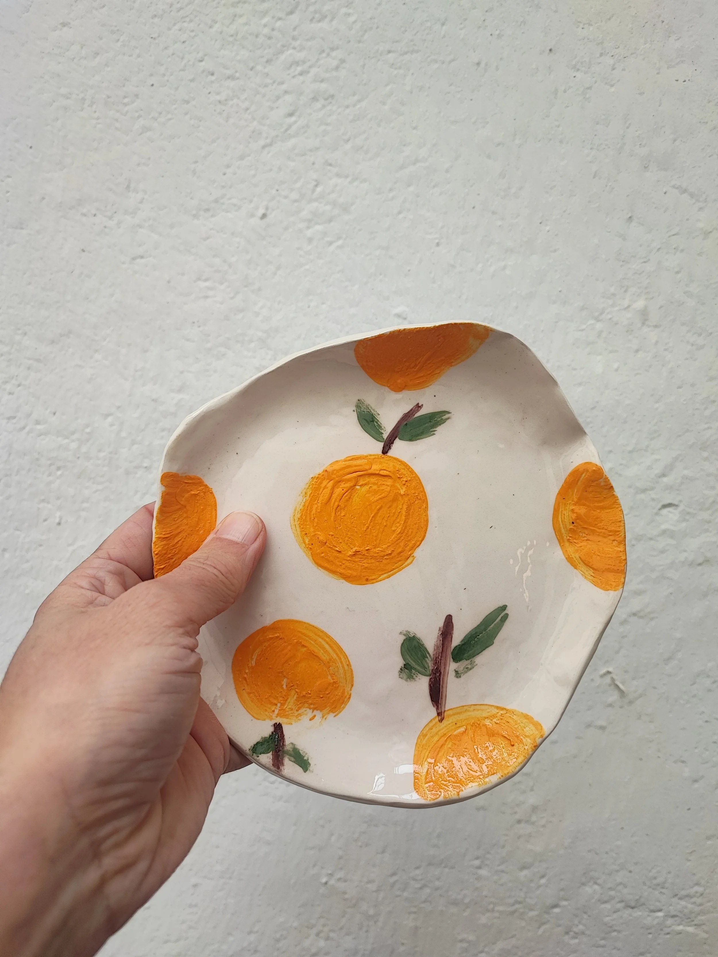 Plato de postre mandarinas.