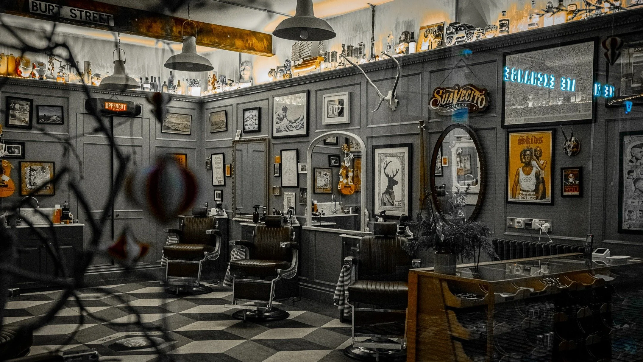 Some late night, after close, photos of an old school barbers, in Dunfermline.

@oldtownbarberclub