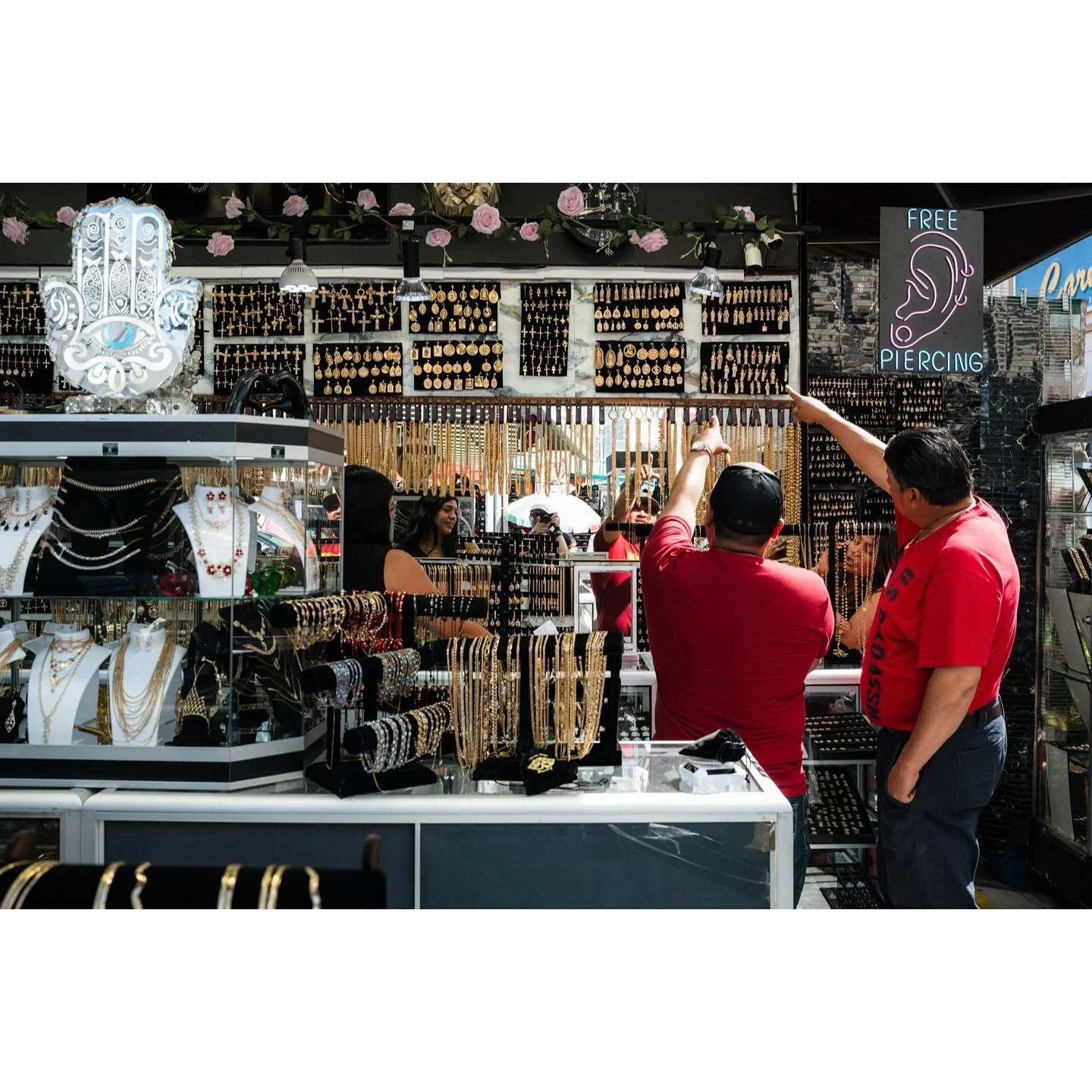 Some snaps around the flower and fashion districts in LA last month.
.
.
.
#streetphotography 
#leicastreetphotography 
#leicaq3
#losangelesstreetphotography 
#dtla
#flowerdistrict 
#fashiondistrict