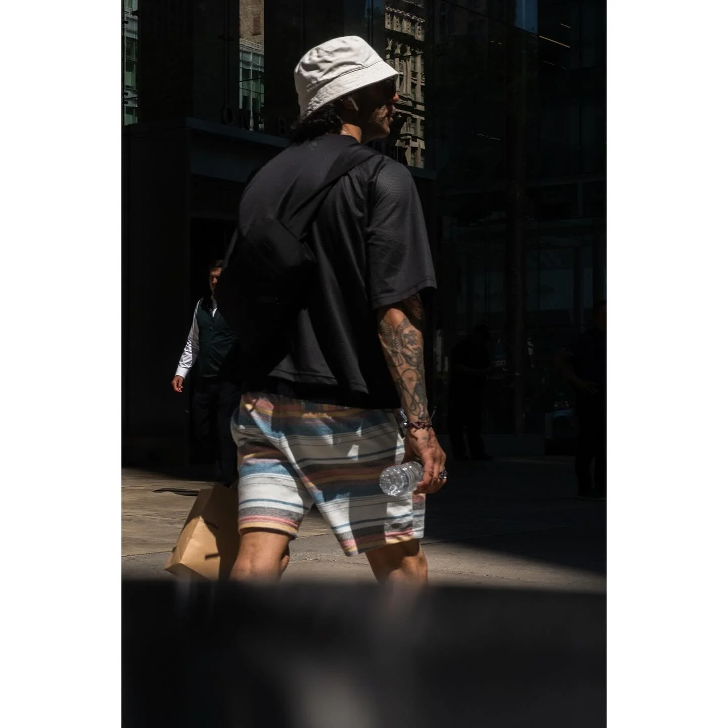 Nice light at the Bank of America building off Bryant Park.
.
.
.
#nycstreetphotography 
#streetgallerymagazine
#streetphotographersfnd
#thespc
#spicollective
#dc_spc_0725 
#streetphotography