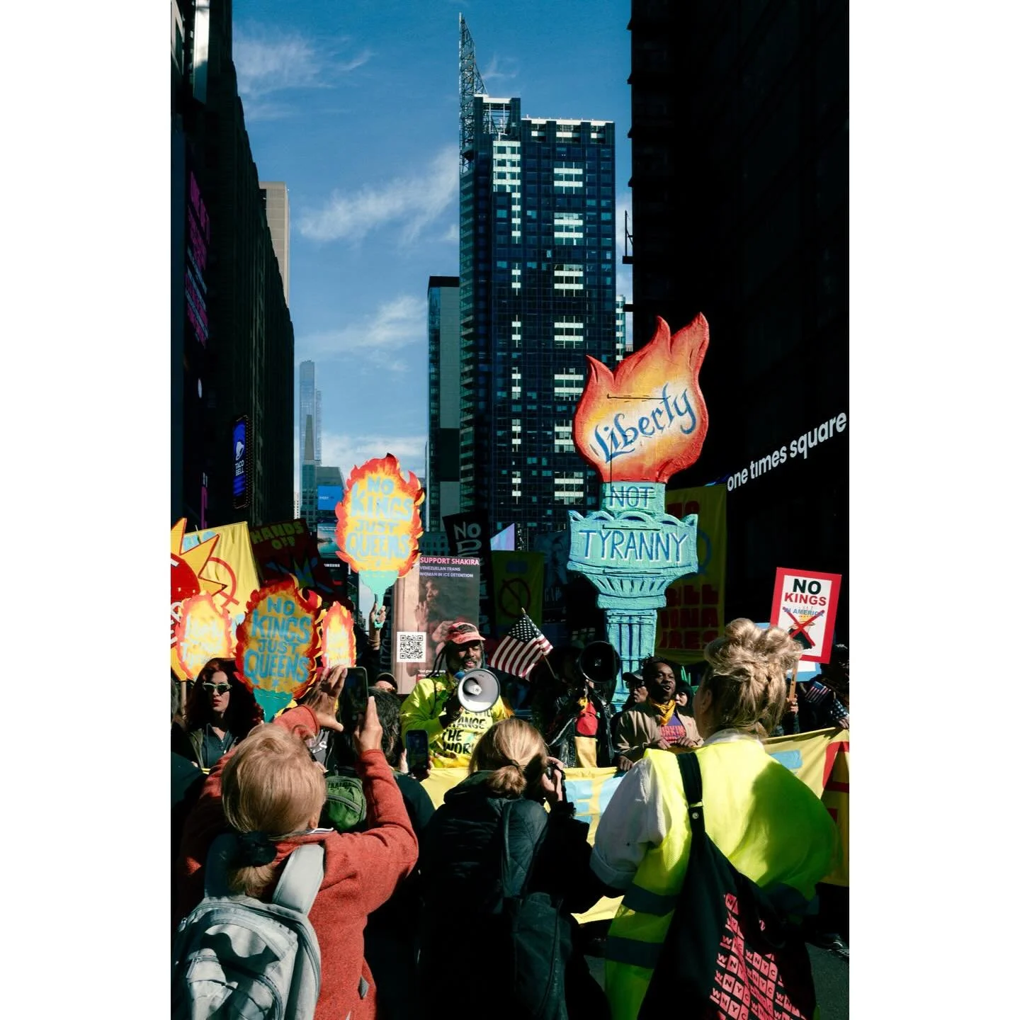 No Kings NYC October 2025 🚫👑.
.
.
.
#nokings #nokingsnyc #nycstreetphotography #streetphotography