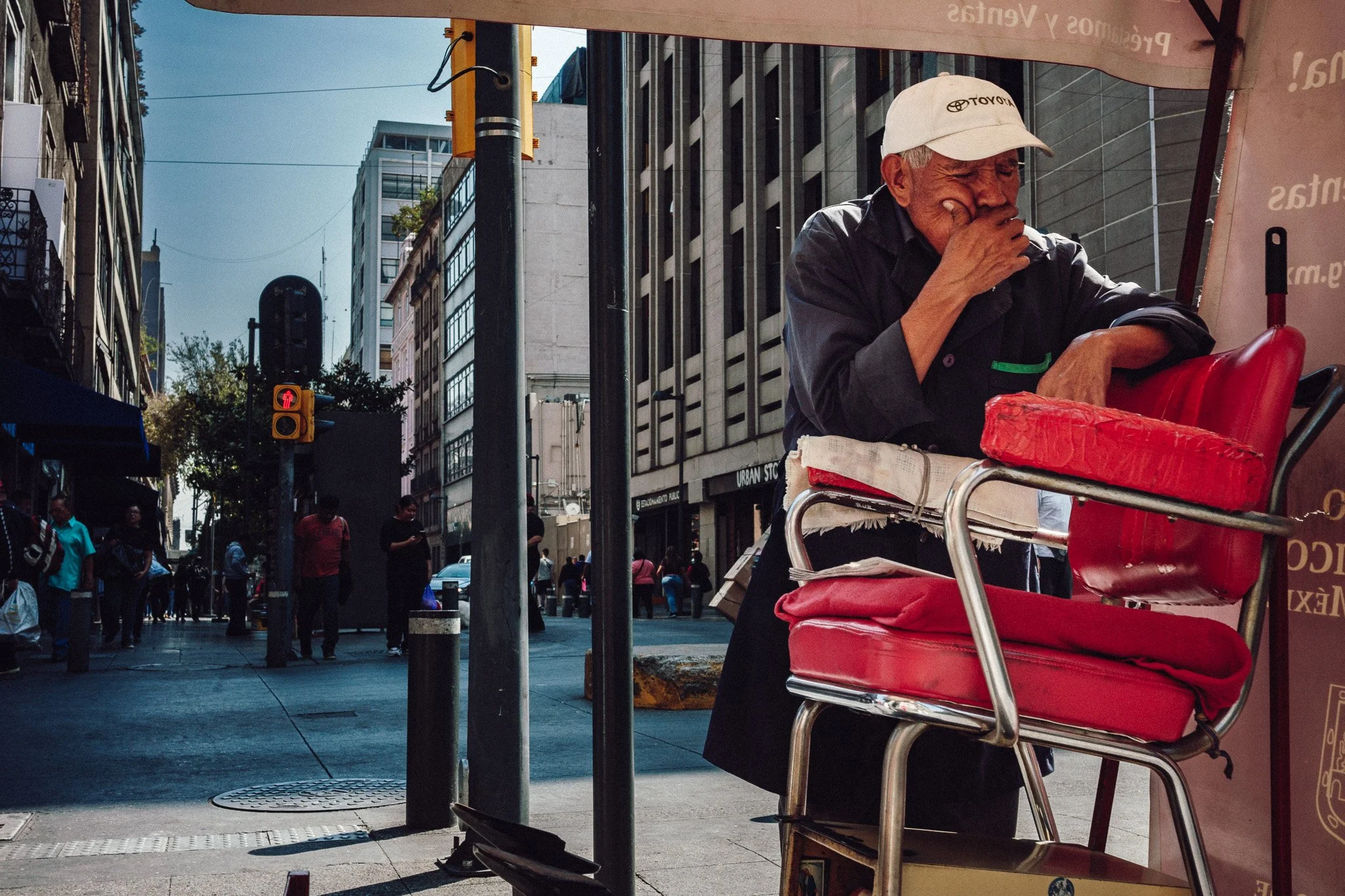 Why Traveling With One Simple Camera Is a Smart Move for Street Photography