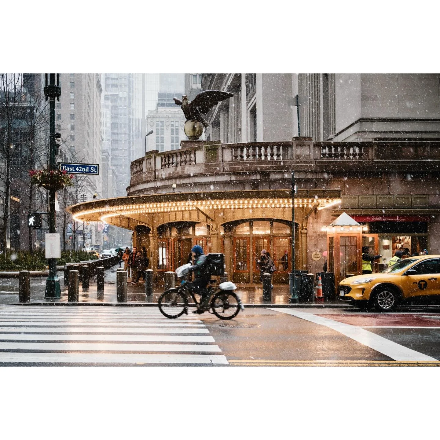 Winter light and station life. There&rsquo;s a specific kind of energy in Grand Central when the snow starts to settle outside&mdash;everyone&rsquo;s just a little more hurried, a little more bundled, and the light hits just right.
.
.
.
#GrandCentra