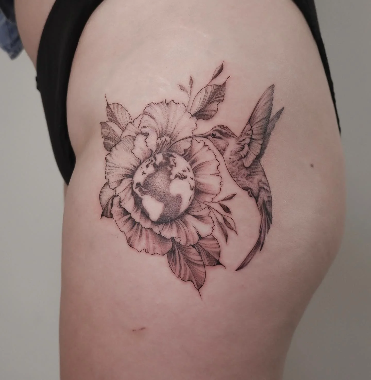 A hummingbird feeding on a flower of the earth. 
Bookings and info
mail naar: info@lowdowntattoos.com
&deg;
&deg;
&deg;
&deg;
&deg;
#hummingbird #tattoo #tattoos #blackandgrey #ink #tattooartist #inked #art #tattooed #bodyart #inkedup #tattooer #samo