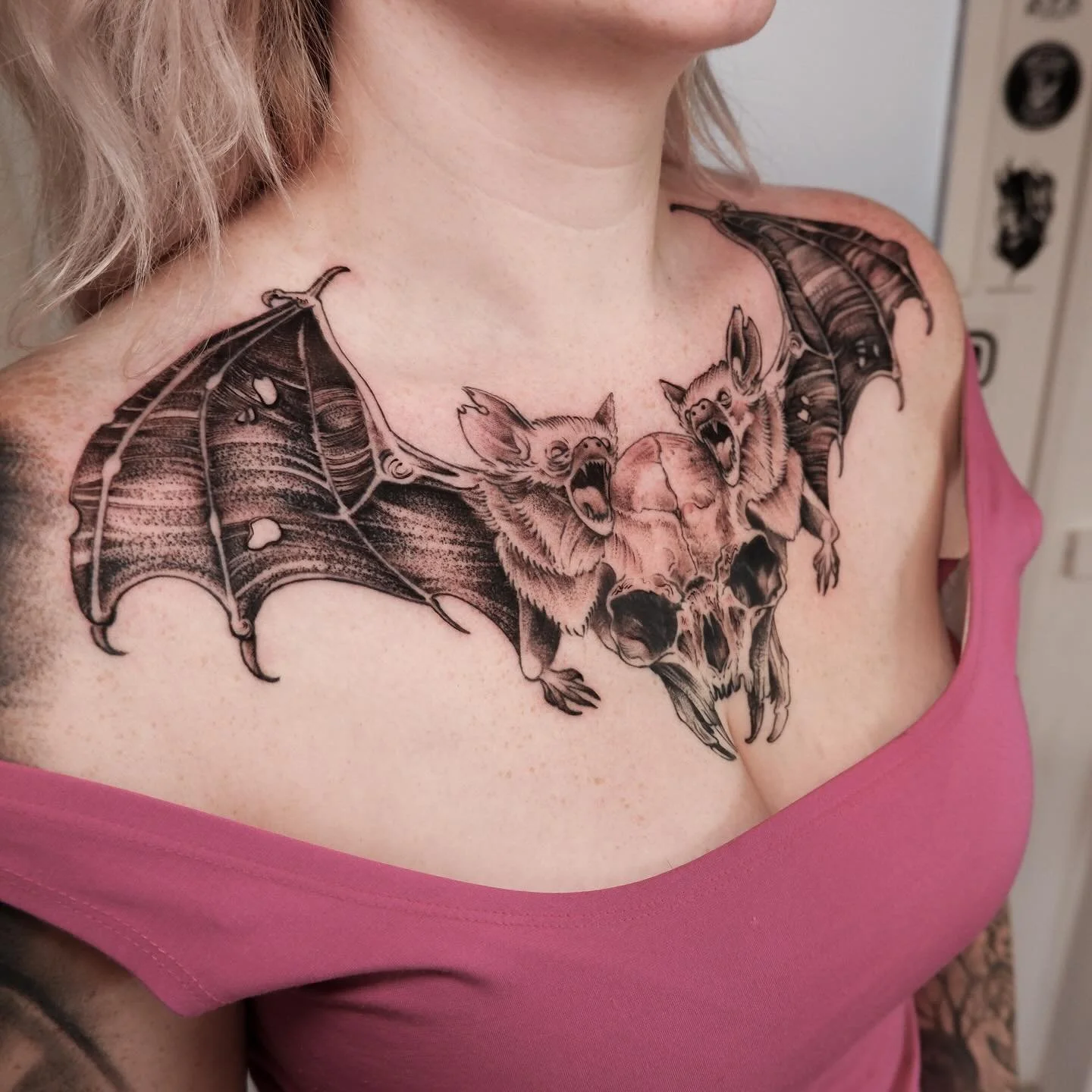 Bats &lsquo;n skull chest piece. 
Bookings and info
mail naar: info@lowdowntattoos.com
&deg;
&deg;
&deg;
&deg;
&deg;
#chestpiece#bat#battattoo#skulltattoo #blackandgreytattoo #tattoo #tattoos #blackandgrey #ink #tattooartist #inked #art #tattooed #bo