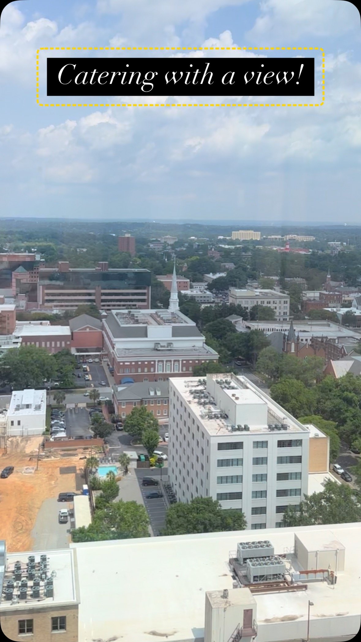 A beautiful view for yesterday’s catered lunch and learn. We plated our Caprese Salad with Grilled Chicken, dinner roll, and Peach Crumb Bar (not pictured).
#columbiasc #columbiaeats #lunchandlearn #worklunch #smallevents #scfoodies #corporat