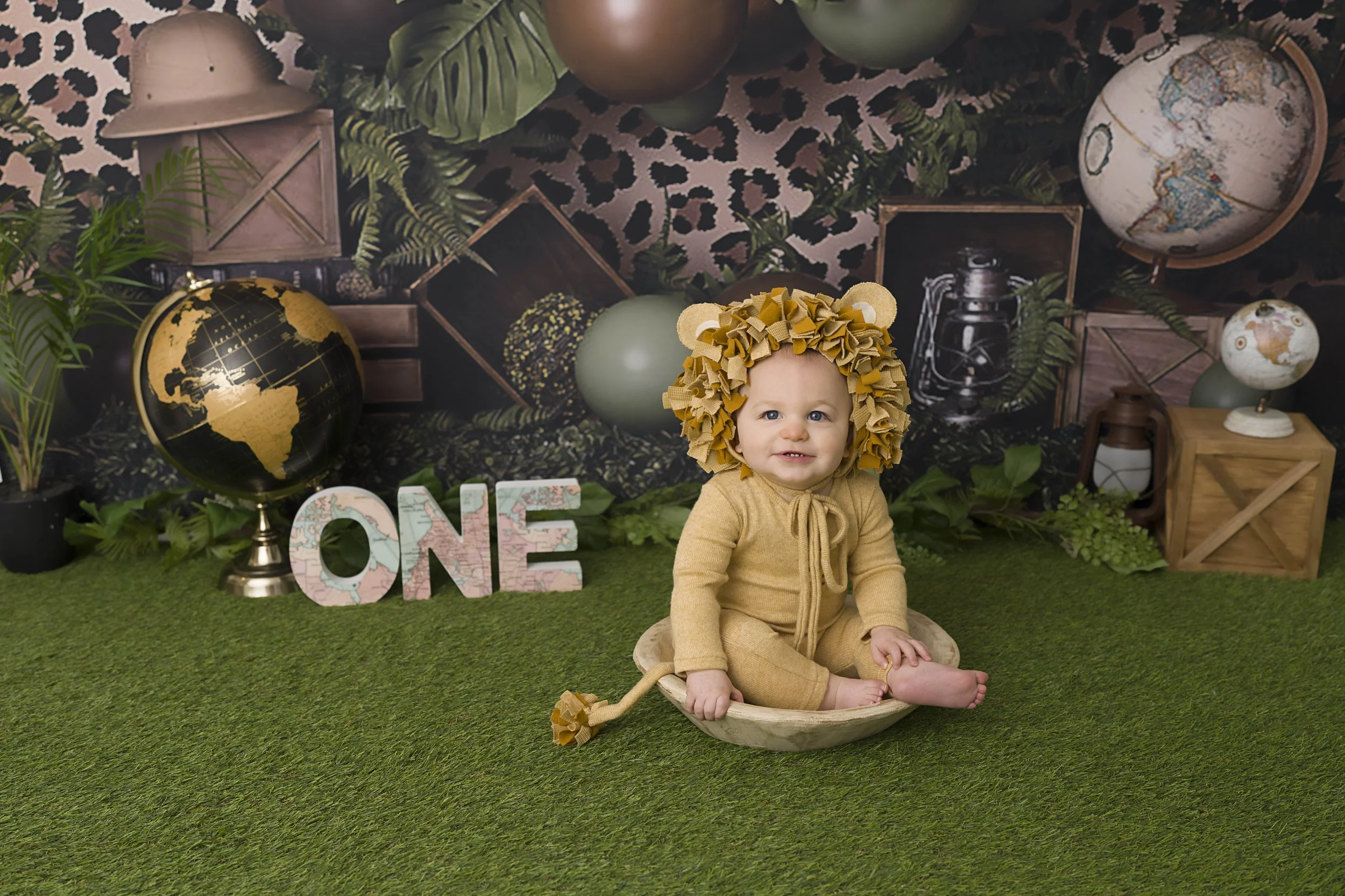 Celebrate your little one’s first birthday with a one year photoshoot in Heart to Heart Photography's Niagara Studio. Choose from a wide variety of themes, backdrops, and outfits, plus enjoy a fun Smash & Splash and optional family photos.