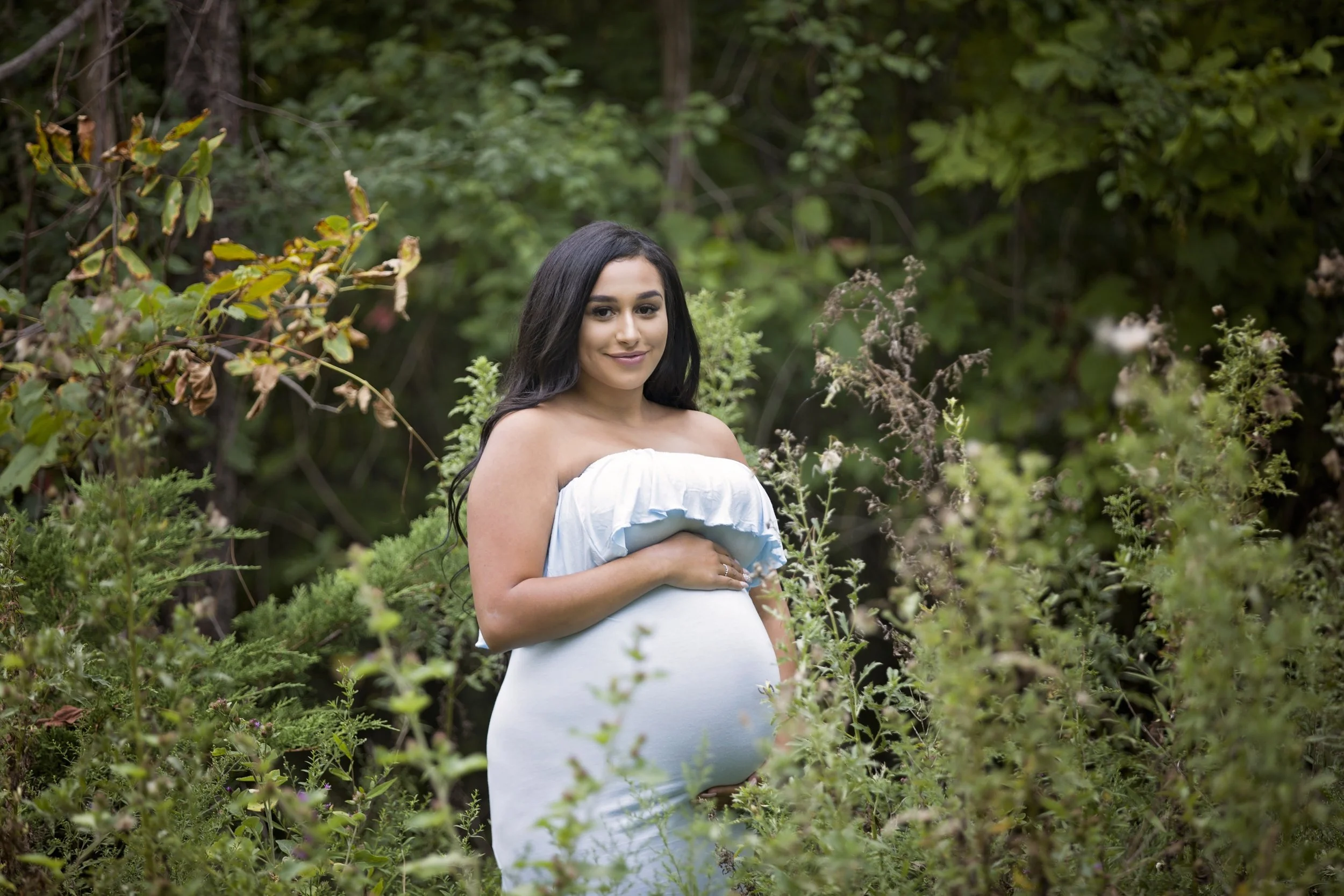 Beautiful outdoor maternity photos capturing the joy and connection of pregnancy in a natural, timeless setting. A relaxed maternity photography session in Niagara, Ontario, filled with soft light, genuine moments, and memories to cherish.