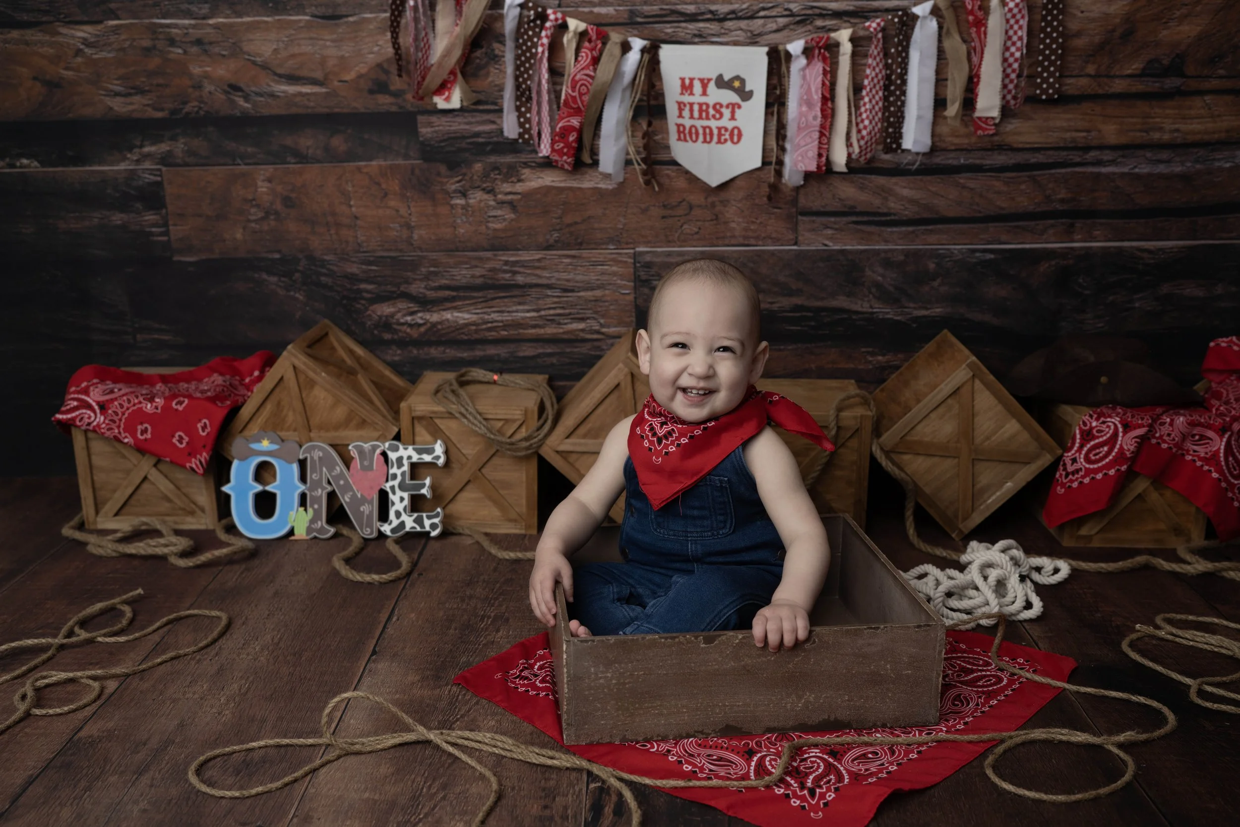Celebrate your little one’s first birthday with a one year photoshoot in Heart to Heart Photography's Niagara Studio. Choose from a wide variety of themes, backdrops, and outfits, plus enjoy a fun Smash & Splash and optional family photos.