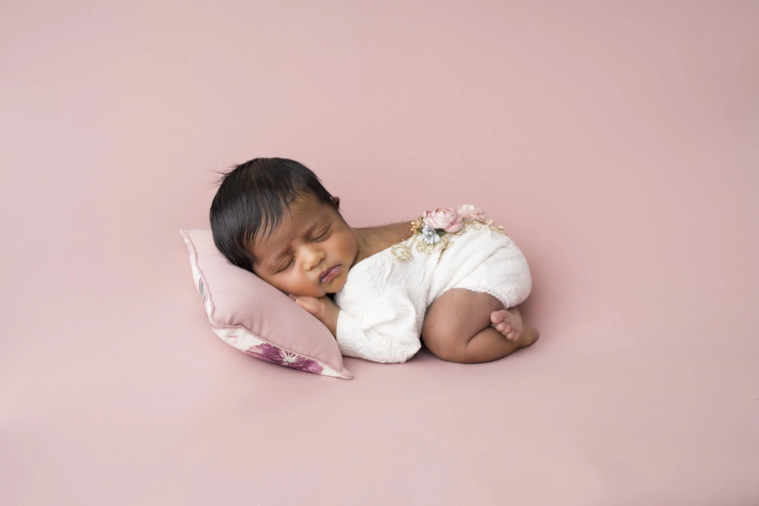 1- niagara photographer -  newborn photos - baby girl - photographer near me - heart to heart photos.jpg