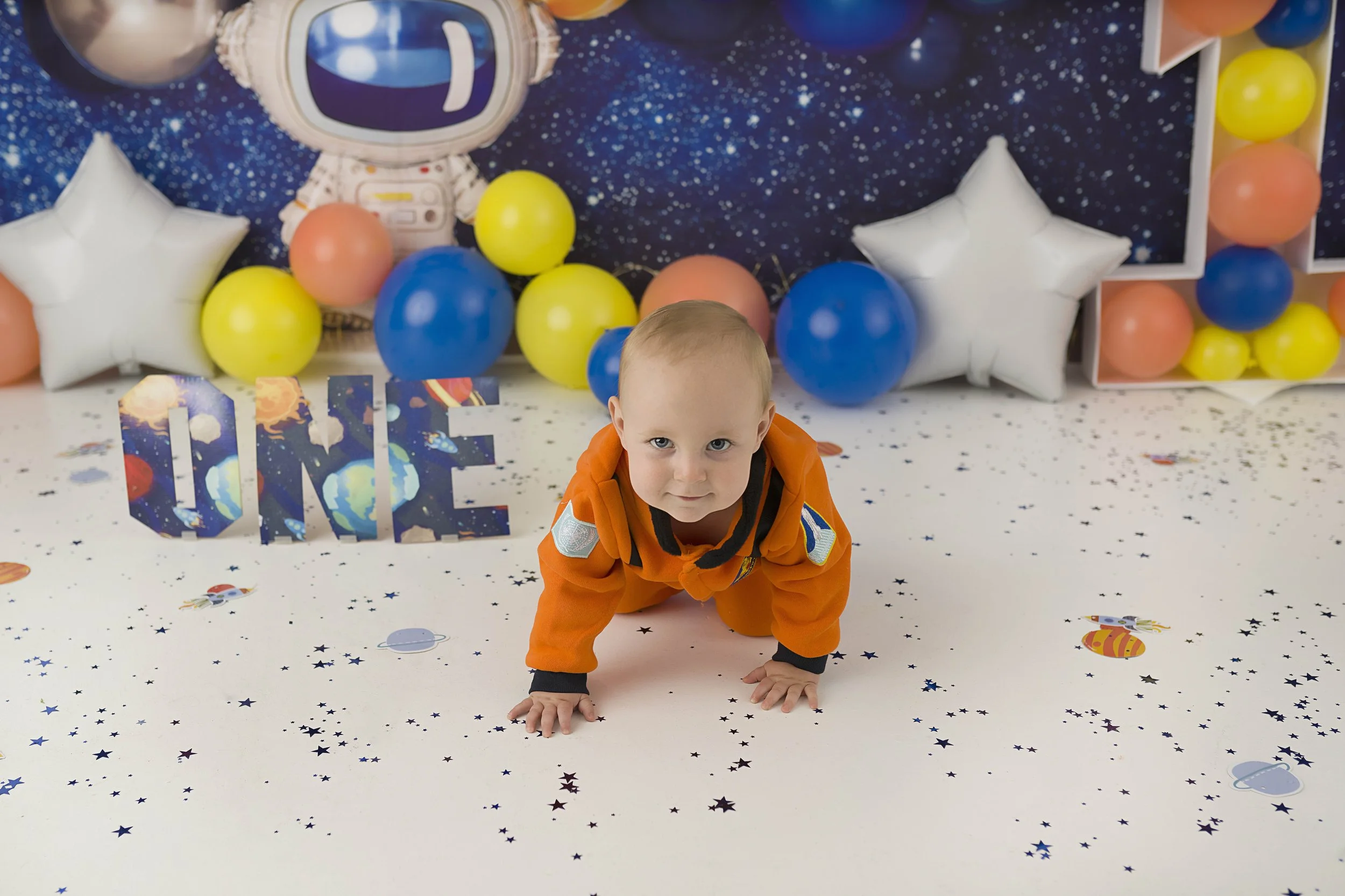 Celebrate your little one’s first birthday with a one year photoshoot in Heart to Heart Photography's Niagara Studio. Choose from a wide variety of themes, backdrops, and outfits, plus enjoy a fun Smash & Splash and optional family photos.