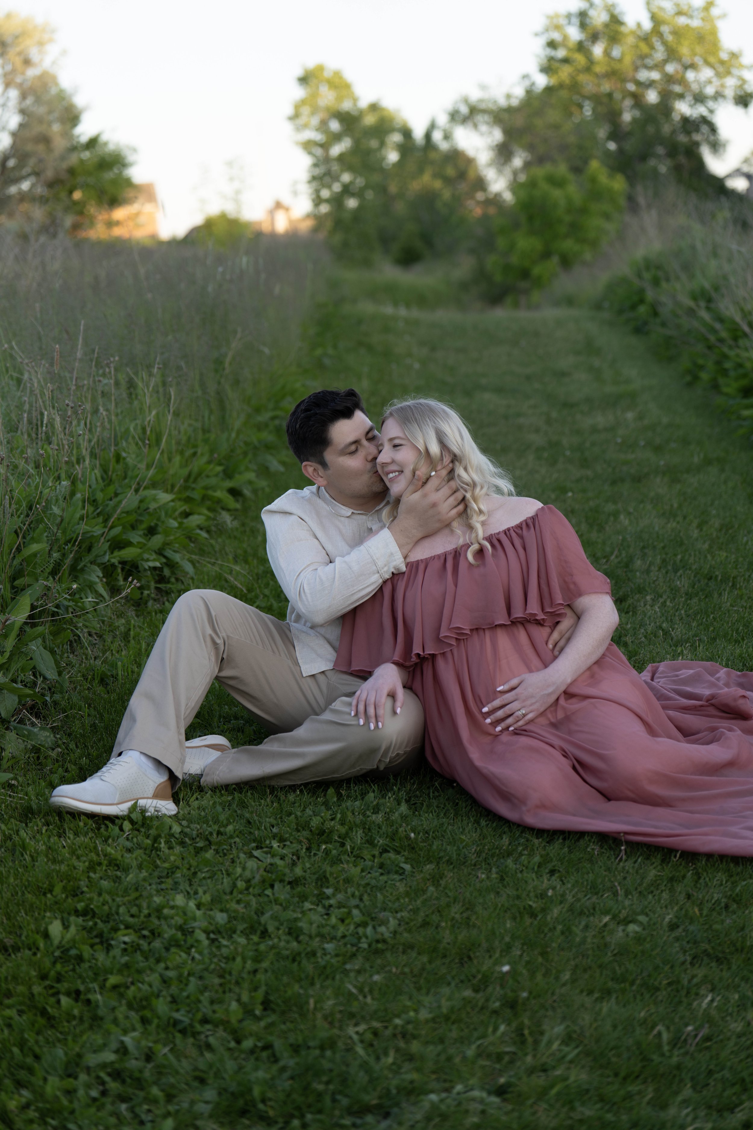 Beautiful outdoor maternity photos capturing the joy and connection of pregnancy in a natural, timeless setting. A relaxed maternity photography session in Niagara, Ontario, filled with soft light, genuine moments, and memories to cherish.