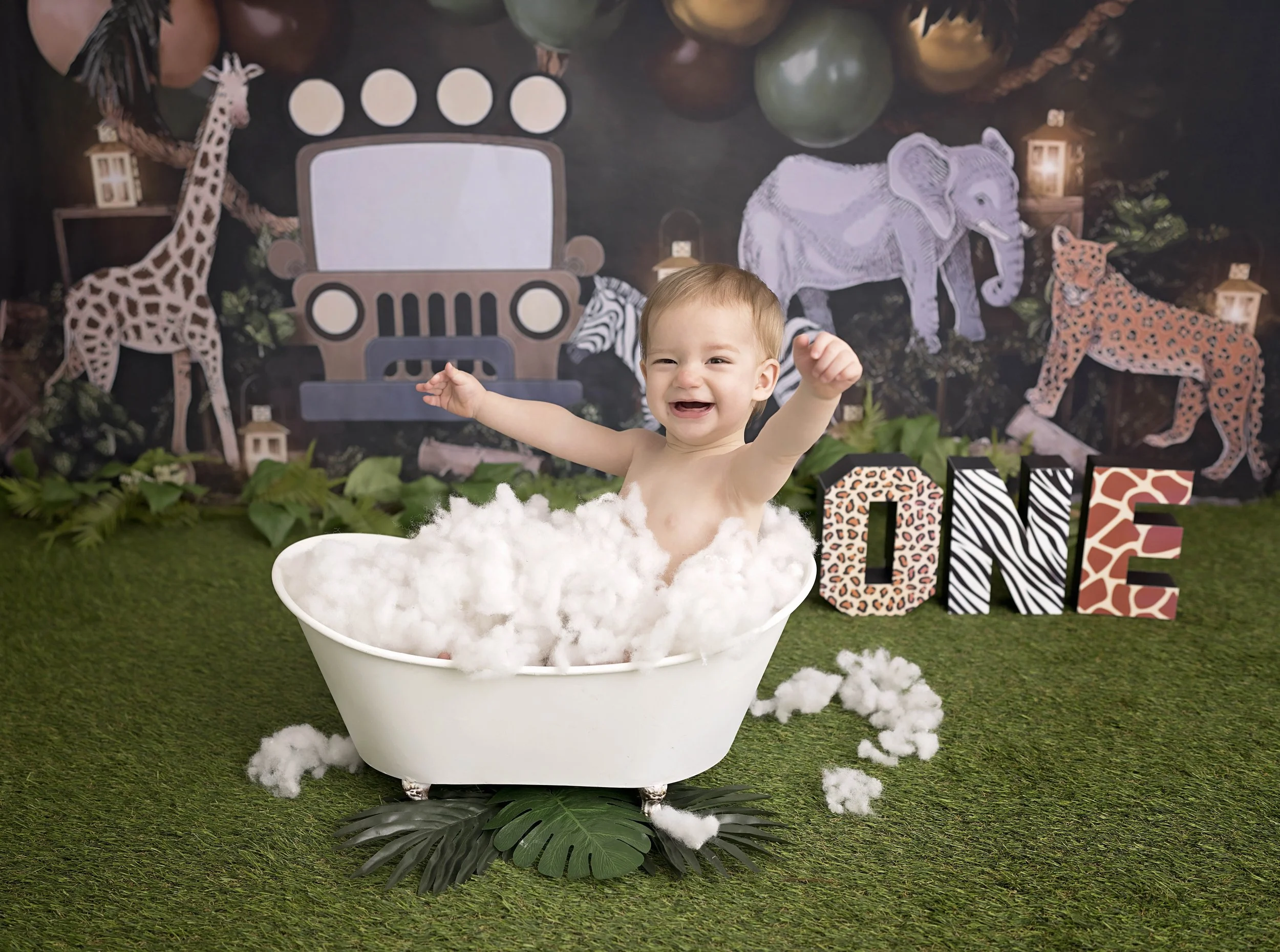 Celebrate your little one’s first birthday with a one year photoshoot in Heart to Heart Photography's Niagara Studio. Choose from a wide variety of themes, backdrops, and outfits, plus enjoy a fun Smash & Splash and optional family photos.