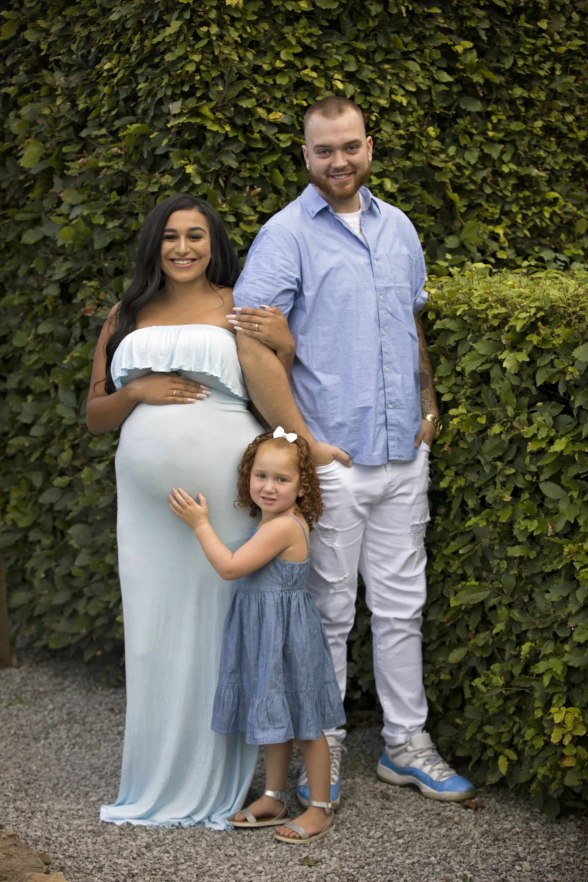 Beautiful outdoor maternity photos capturing the joy and connection of pregnancy in a natural, timeless setting. A relaxed maternity photography session in Niagara, Ontario, filled with soft light, genuine moments, and memories to cherish.