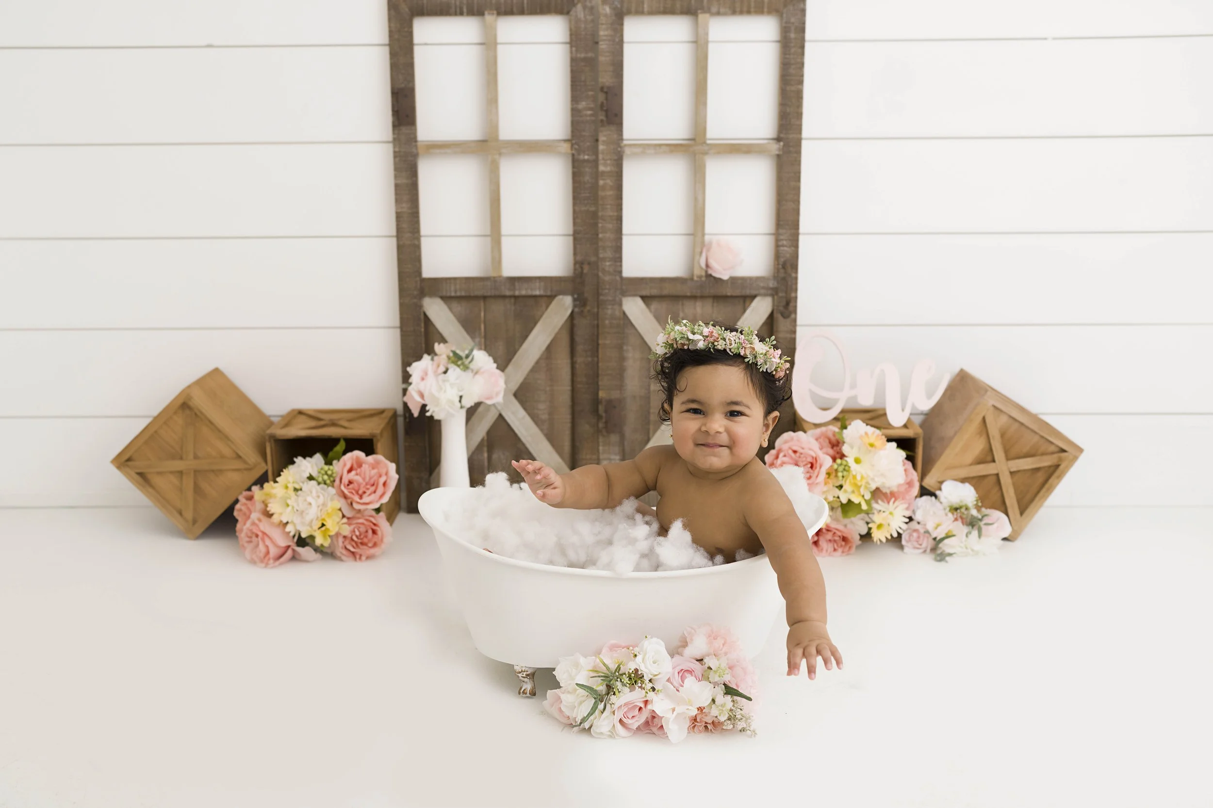 14- niagara photographer - cake smash - first birthday - splash - photographer near me - heart to heart photos.jpg