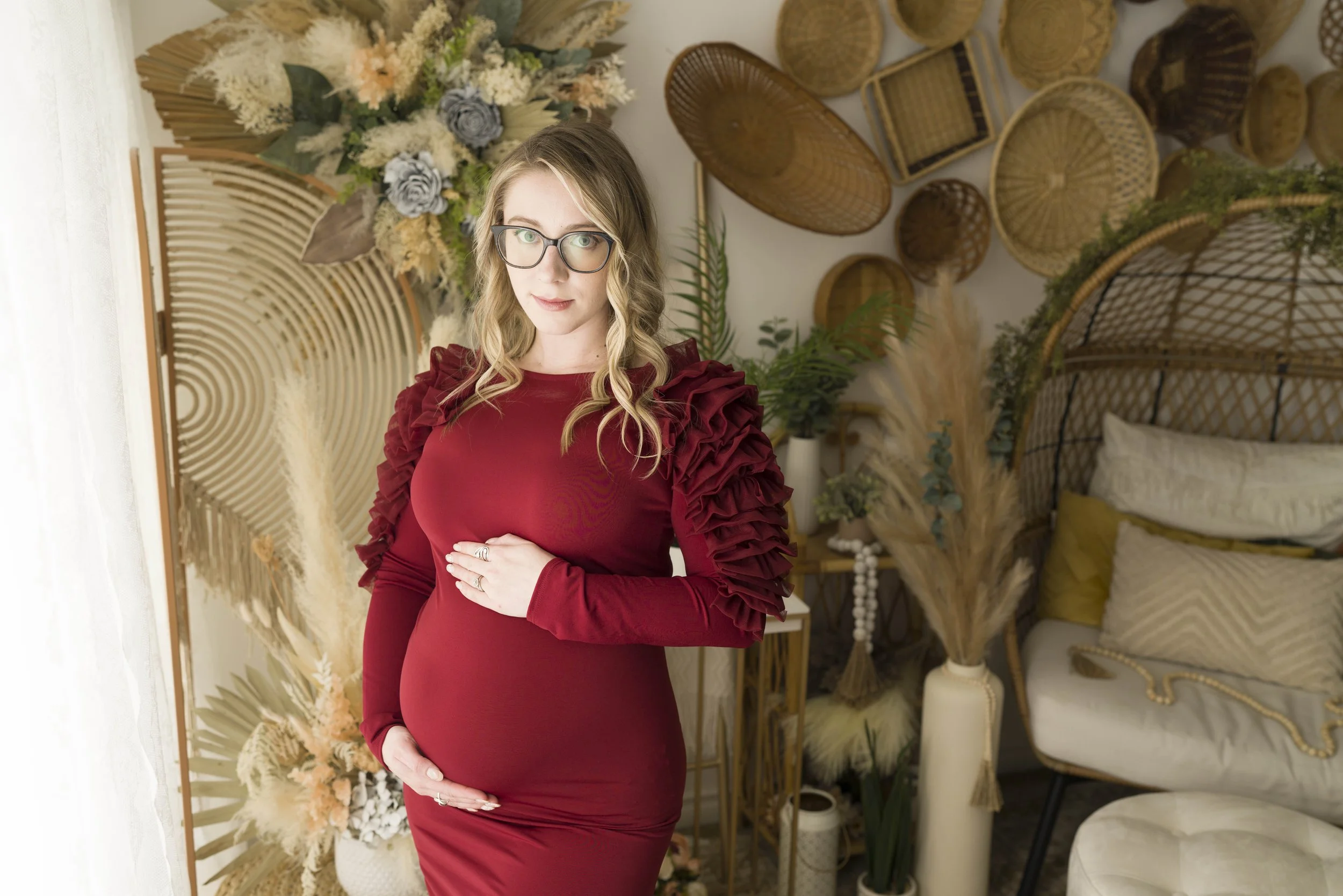 Capture the beauty of motherhood with our maternity photography. Choose outdoor or studio sessions, with partner and children welcome. Enjoy access to our client closet featuring stunning dresses, fabrics, backdrops, and accessories for a variety of 