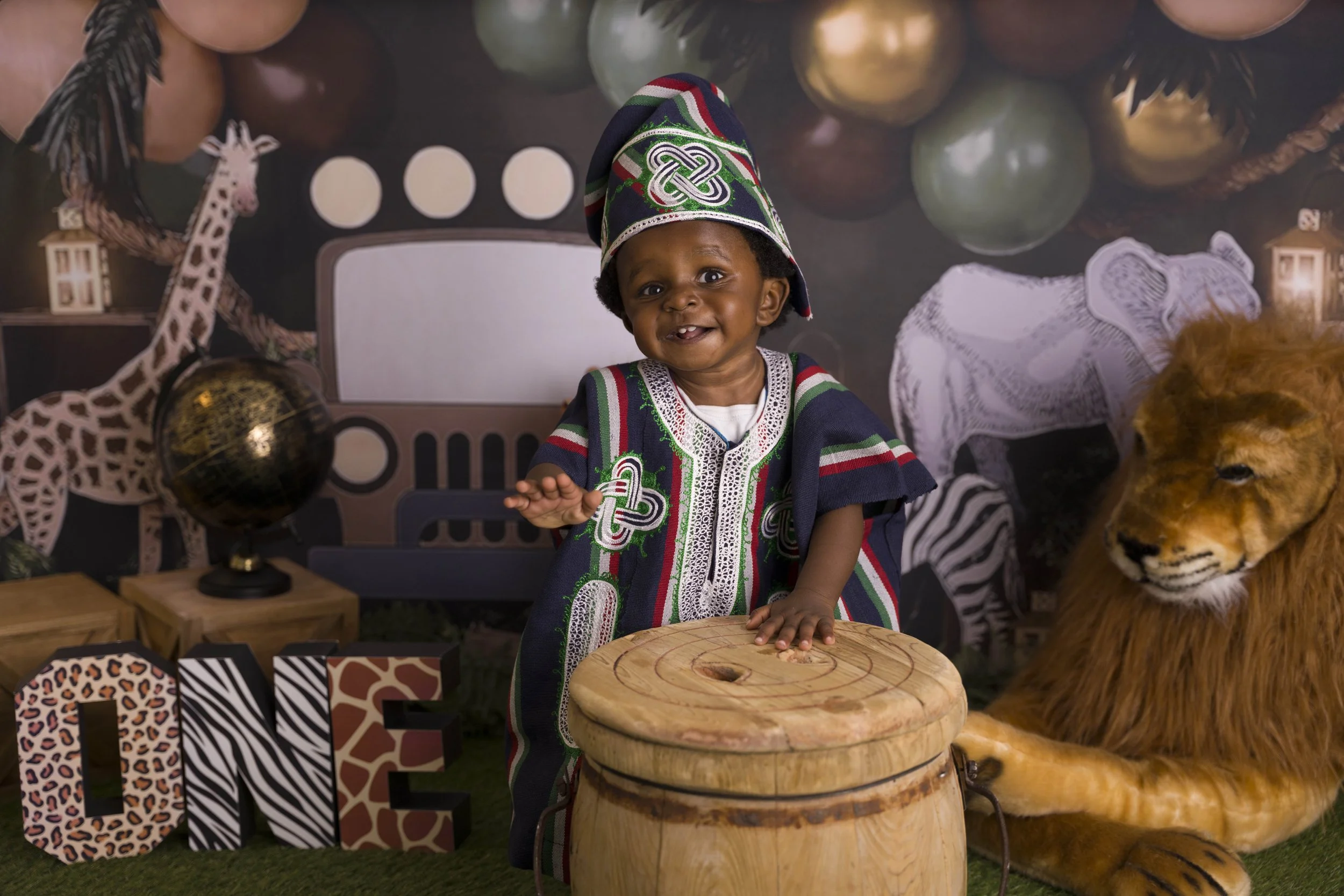 Celebrate your little one’s first birthday with a one year photoshoot in Heart to Heart Photography's Niagara Studio. Choose from a wide variety of themes, backdrops, and outfits, plus enjoy a fun Smash & Splash and optional family photos.
