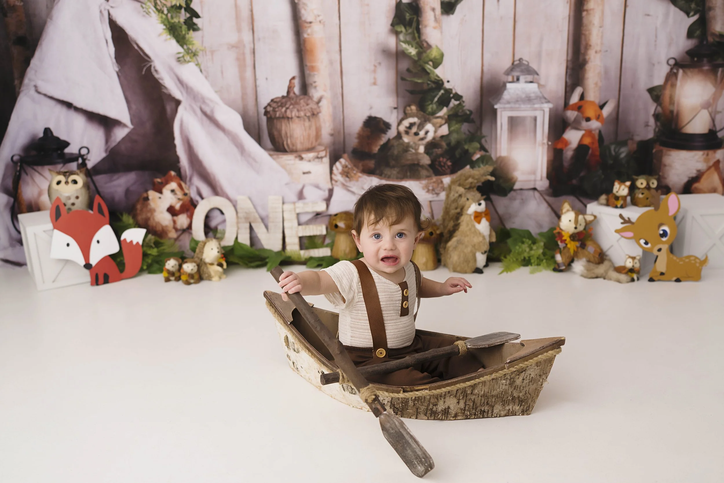 Celebrate your little one’s first birthday with a one year photoshoot in Heart to Heart Photography's Niagara Studio. Choose from a wide variety of themes, backdrops, and outfits, plus enjoy a fun Smash & Splash and optional family photos.