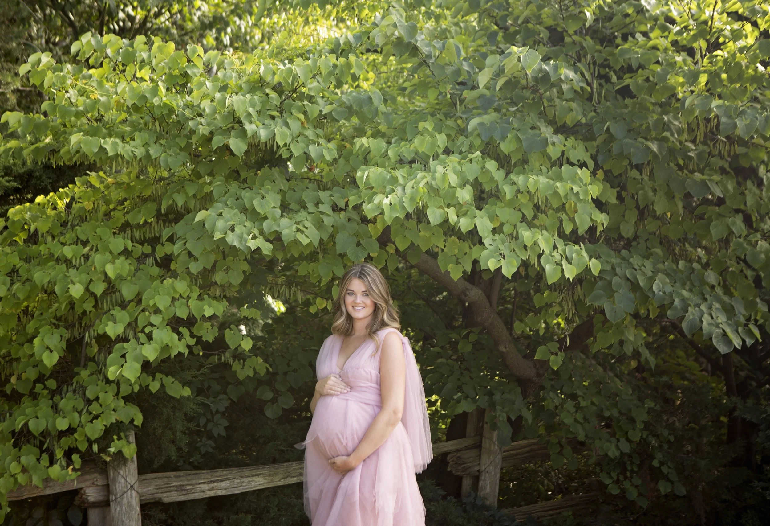 Beautiful outdoor maternity photos capturing the joy and connection of pregnancy in a natural, timeless setting. A relaxed maternity photography session in Niagara, Ontario, filled with soft light, genuine moments, and memories to cherish.