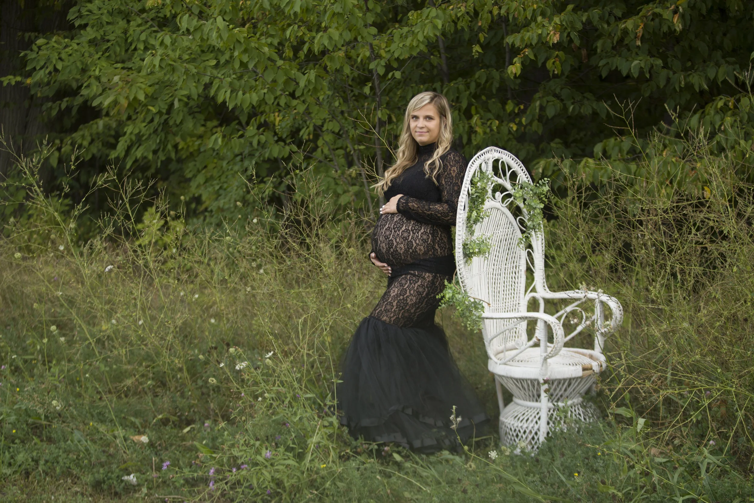 Beautiful outdoor maternity photos capturing the joy and connection of pregnancy in a natural, timeless setting. A relaxed maternity photography session in Niagara, Ontario, filled with soft light, genuine moments, and memories to cherish.