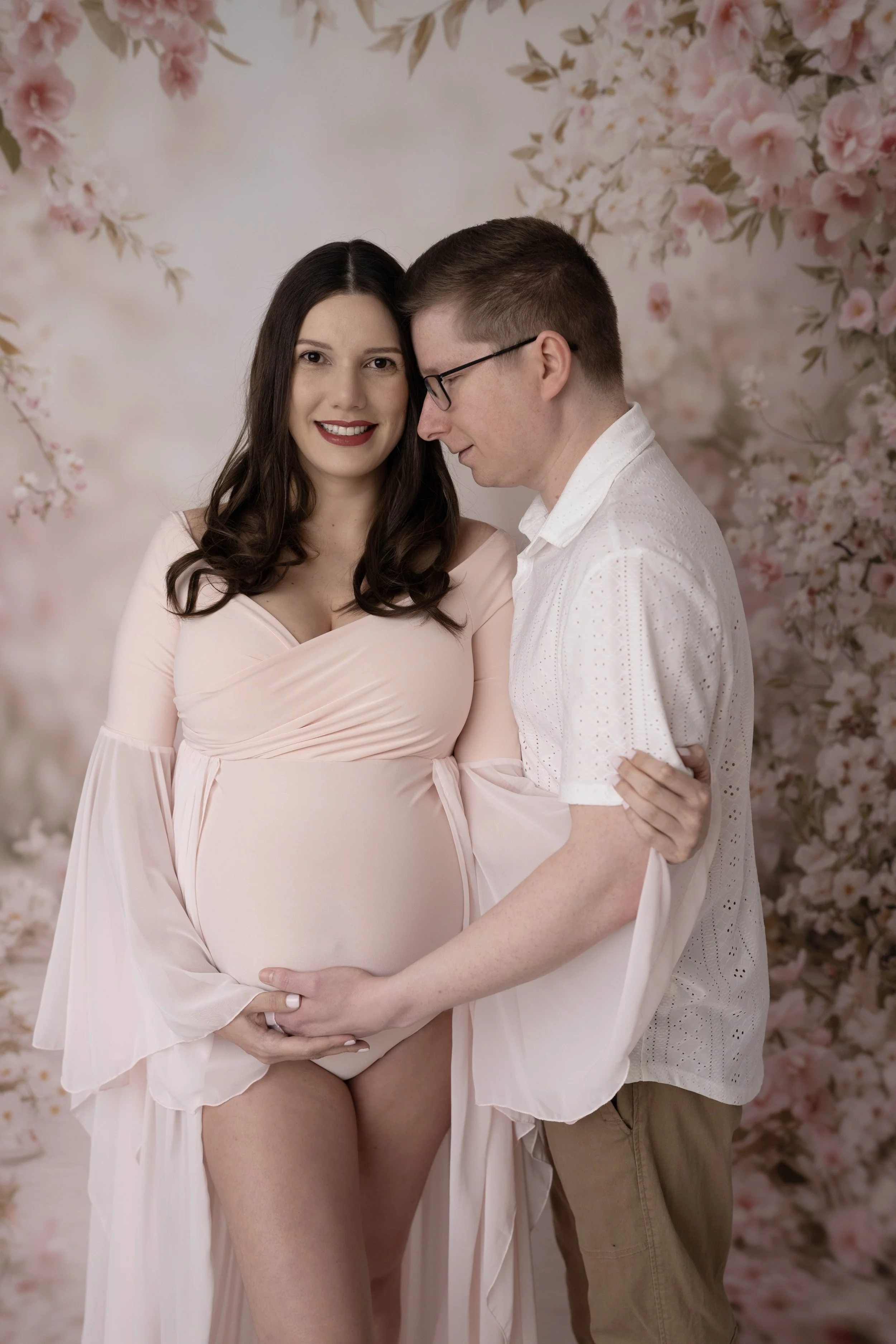 Capture the beauty of motherhood with our maternity photography. Choose outdoor or studio sessions, with partner and children welcome. Enjoy access to our client closet featuring stunning dresses, fabrics, backdrops, and accessories for a variety of 