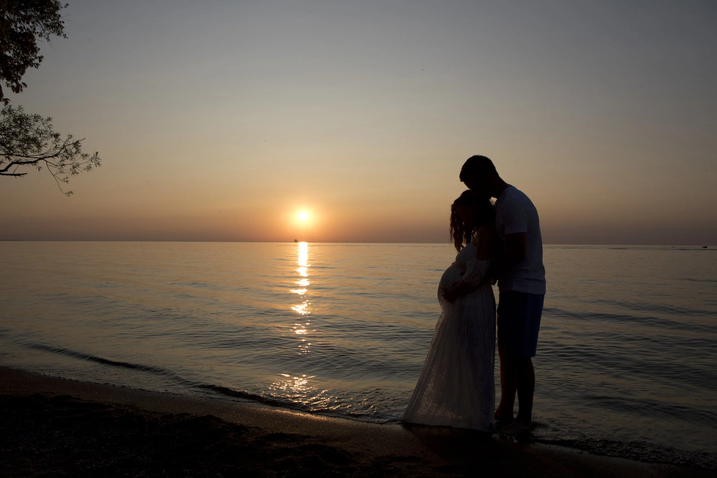 Beautiful outdoor maternity photos capturing the joy and connection of pregnancy in a natural, timeless setting. A relaxed maternity photography session in Niagara, Ontario, filled with soft light, genuine moments, and memories to cherish.