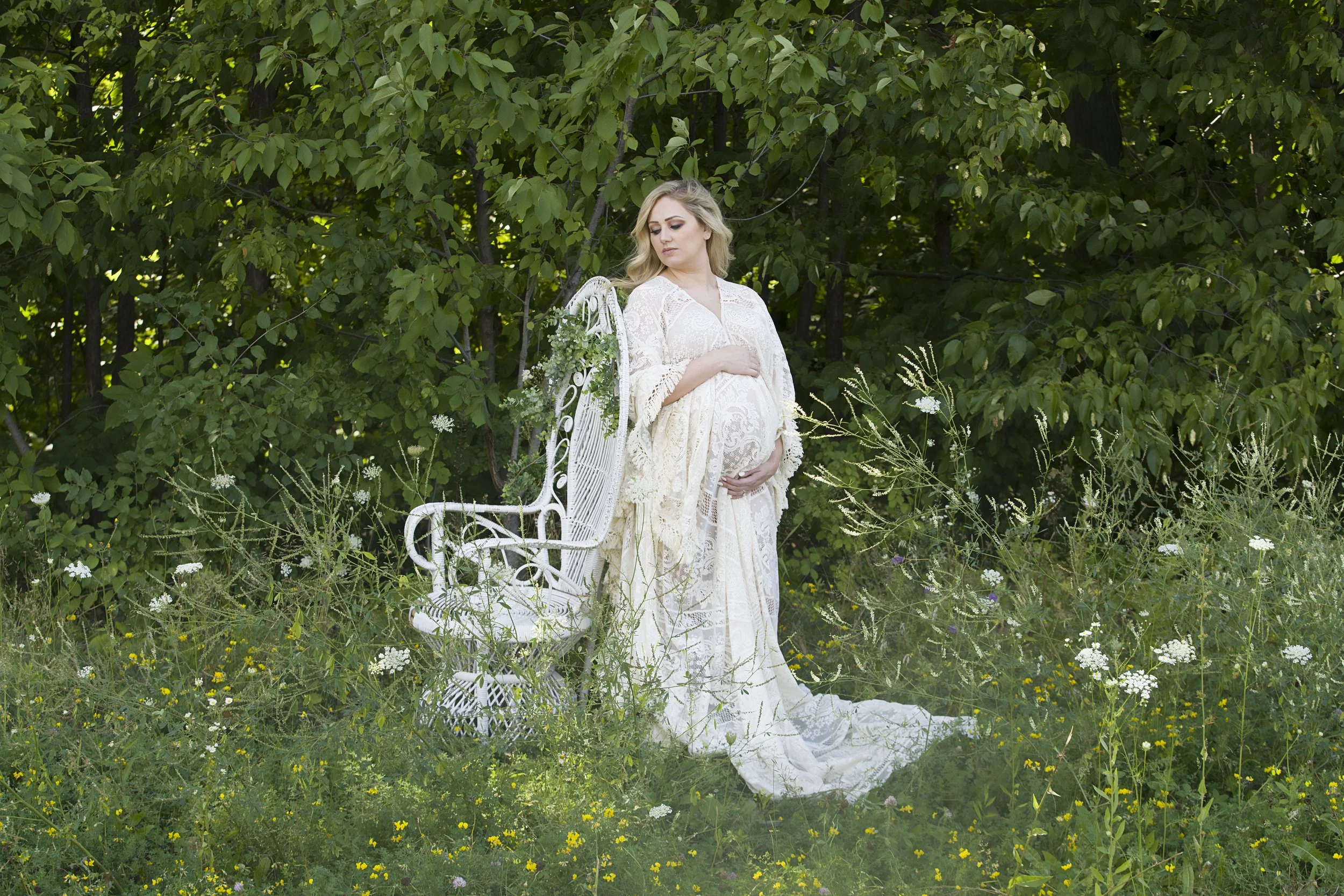 Beautiful outdoor maternity photos capturing the joy and connection of pregnancy in a natural, timeless setting. A relaxed maternity photography session in Niagara, Ontario, filled with soft light, genuine moments, and memories to cherish.