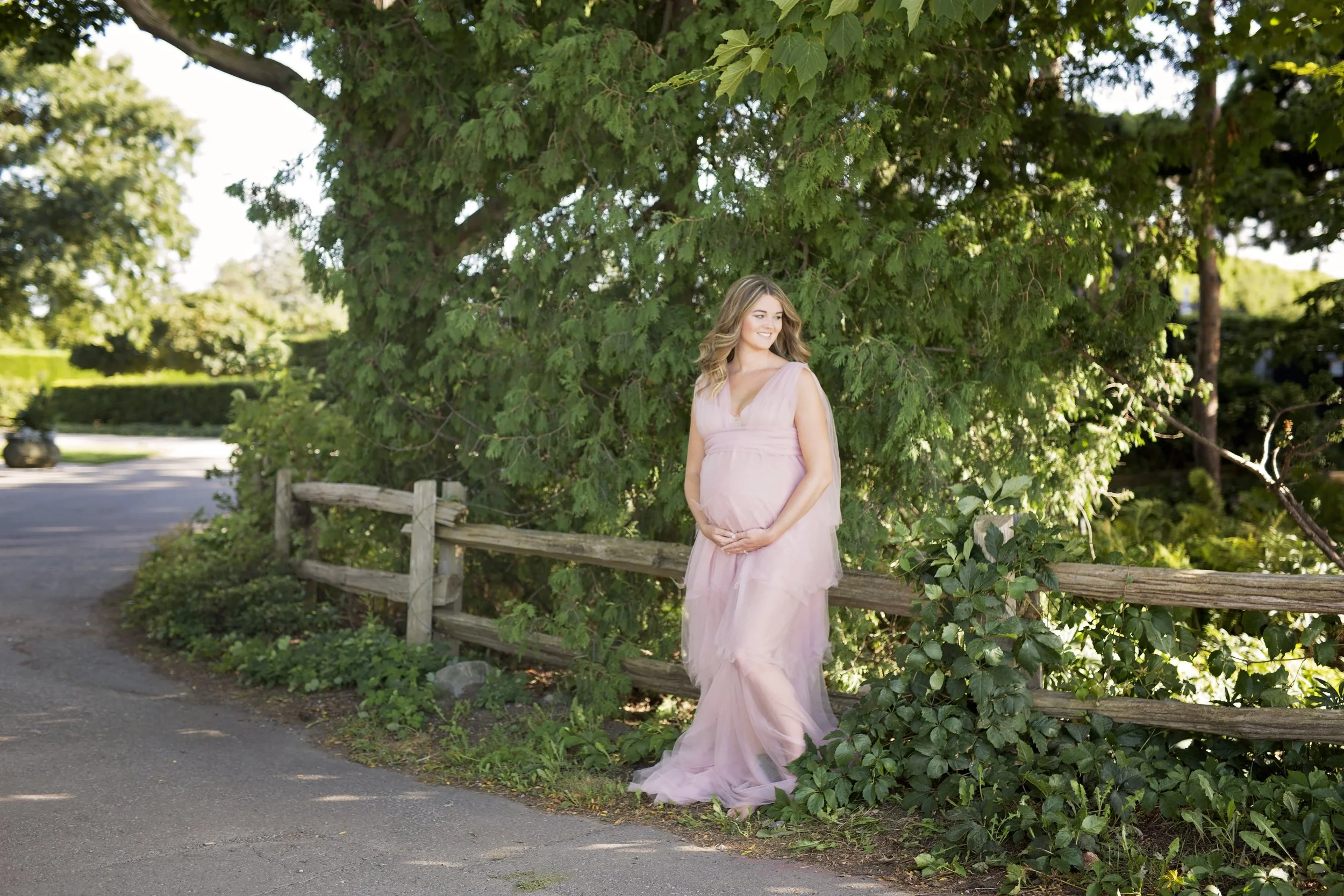 Beautiful outdoor maternity photos capturing the joy and connection of pregnancy in a natural, timeless setting. A relaxed maternity photography session in Niagara, Ontario, filled with soft light, genuine moments, and memories to cherish.