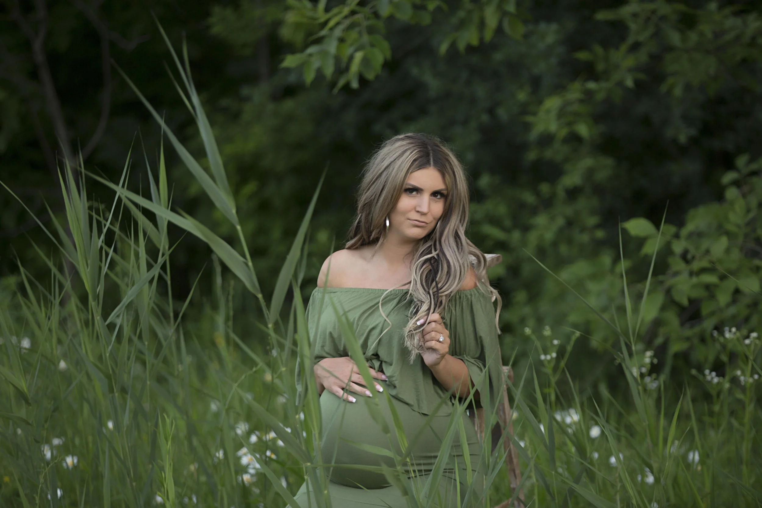 Beautiful outdoor maternity photos capturing the joy and connection of pregnancy in a natural, timeless setting. A relaxed maternity photography session in Niagara, Ontario, filled with soft light, genuine moments, and memories to cherish.