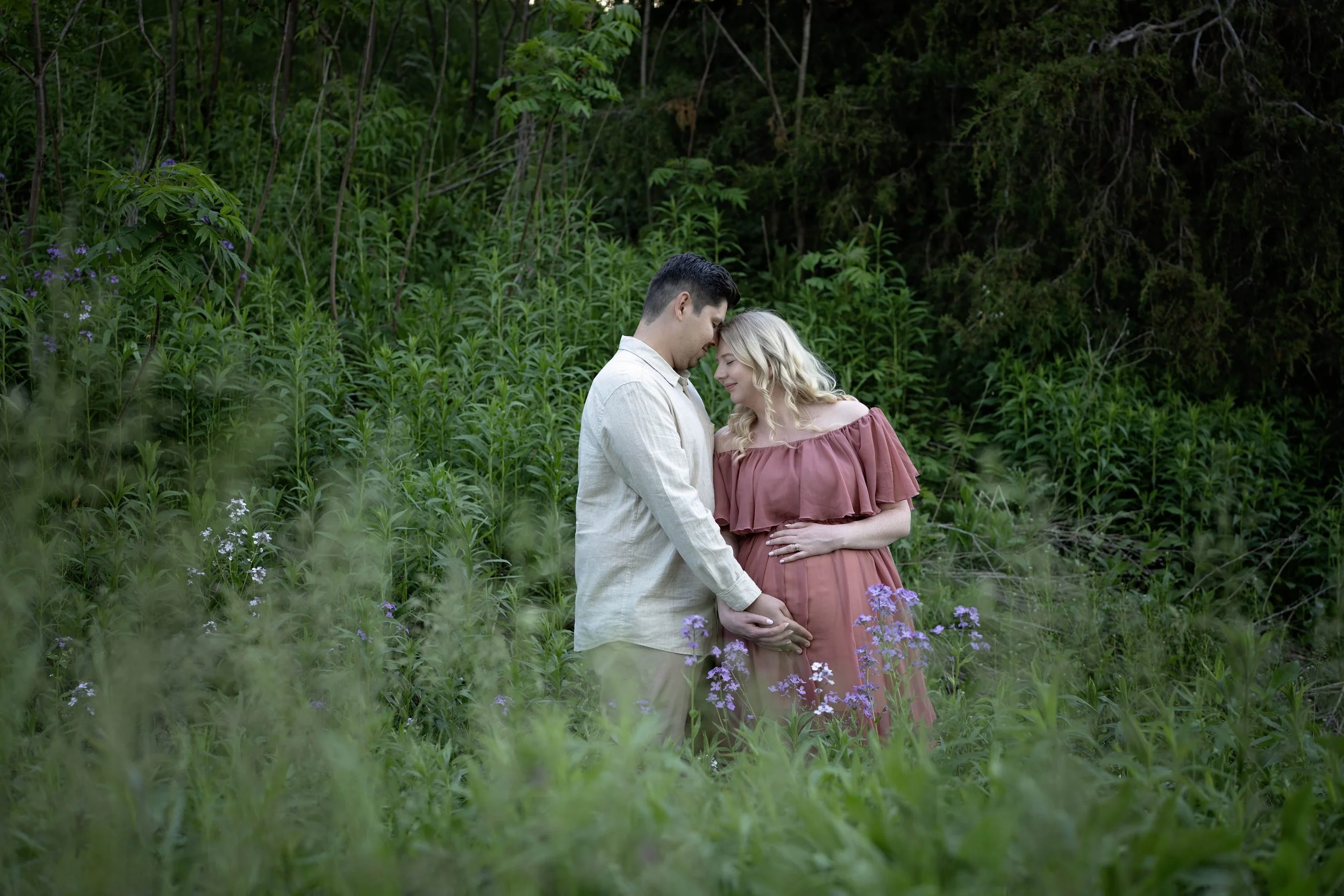 Beautiful outdoor maternity photos capturing the joy and connection of pregnancy in a natural, timeless setting. A relaxed maternity photography session in Niagara, Ontario, filled with soft light, genuine moments, and memories to cherish.