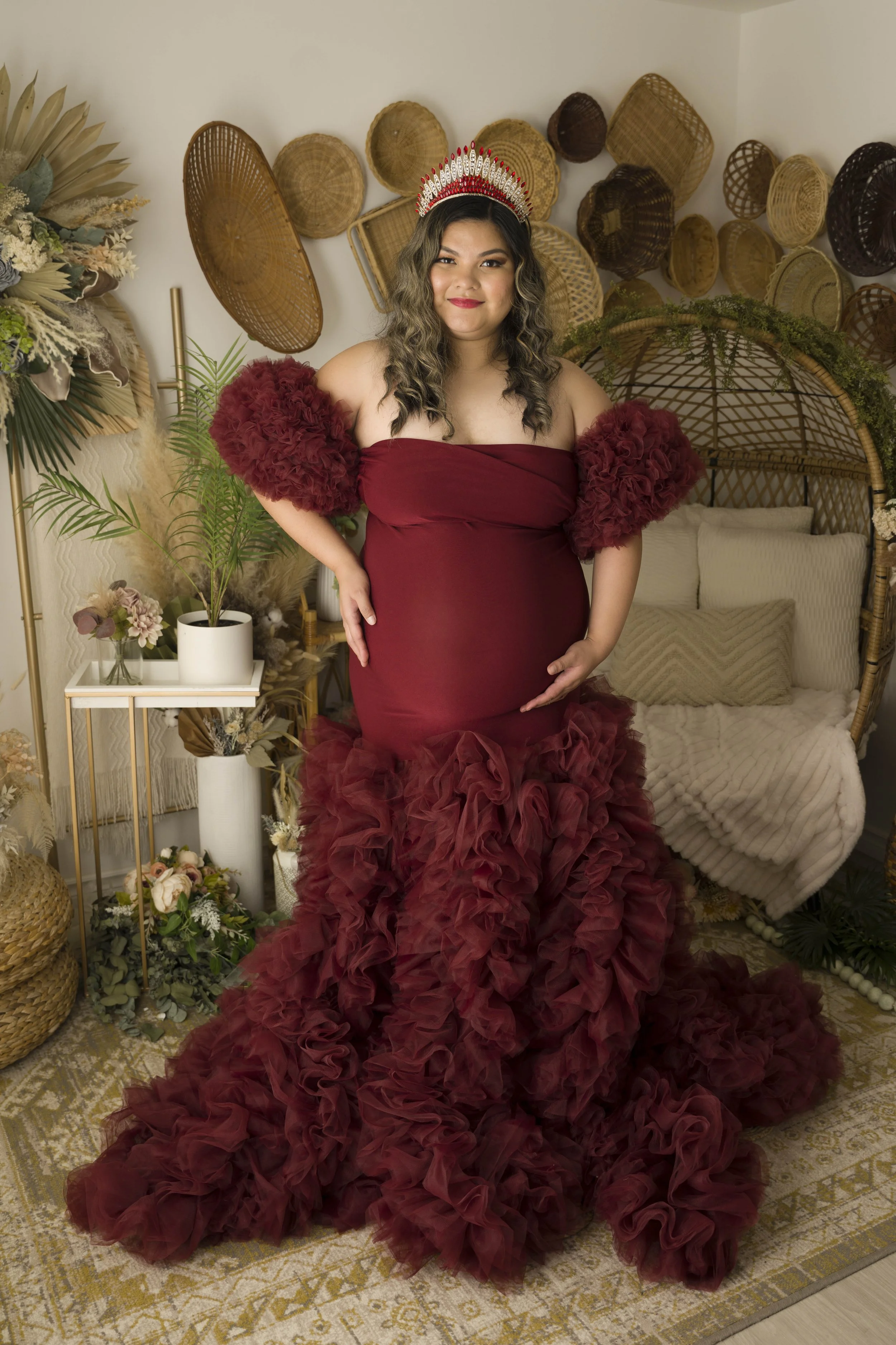 Capture the beauty of motherhood with our maternity photography. Choose outdoor or studio sessions, with partner and children welcome. Enjoy access to our client closet featuring stunning dresses, fabrics, backdrops, and accessories for a variety of 