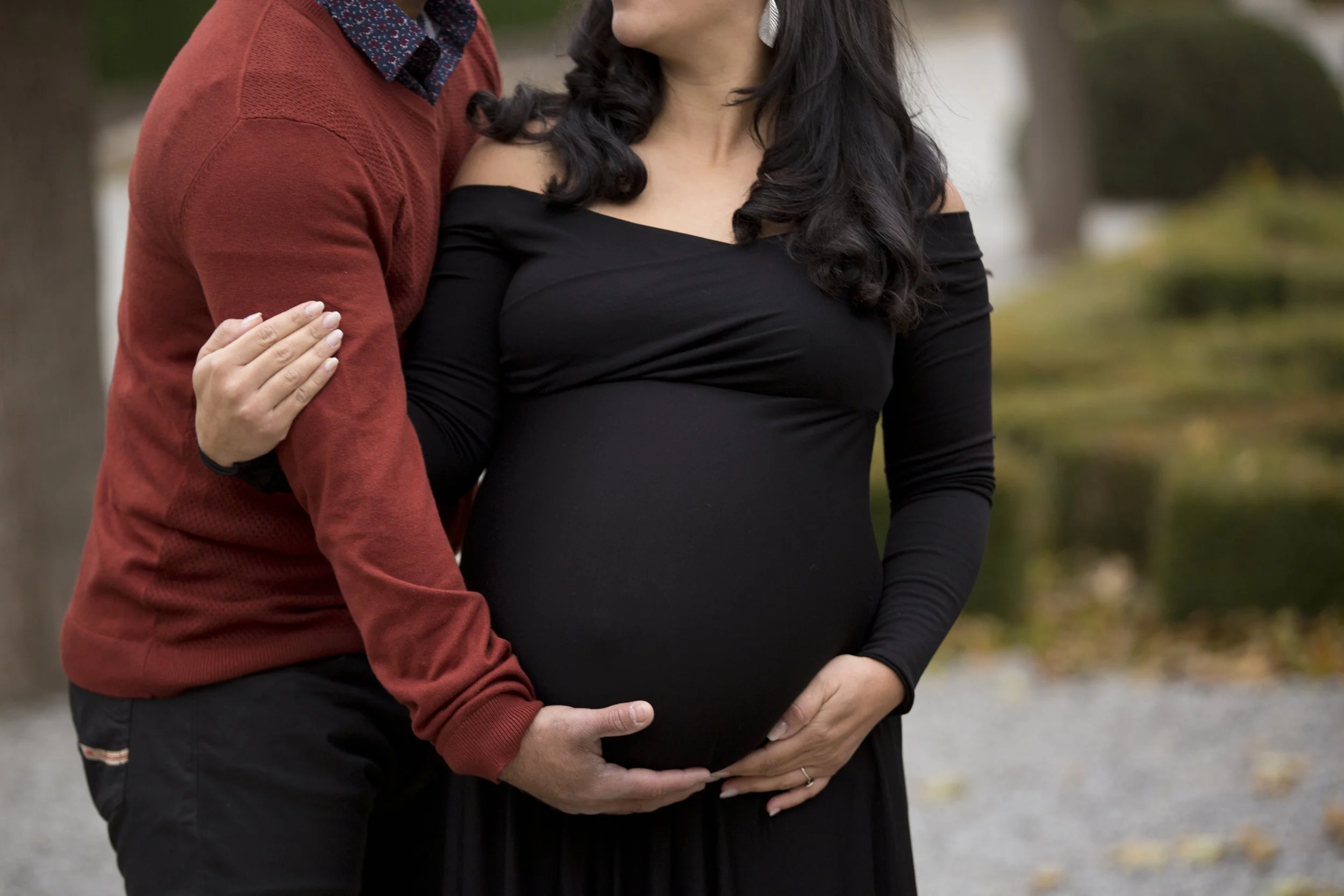 Beautiful outdoor maternity photos capturing the joy and connection of pregnancy in a natural, timeless setting. A relaxed maternity photography session in Niagara, Ontario, filled with soft light, genuine moments, and memories to cherish.