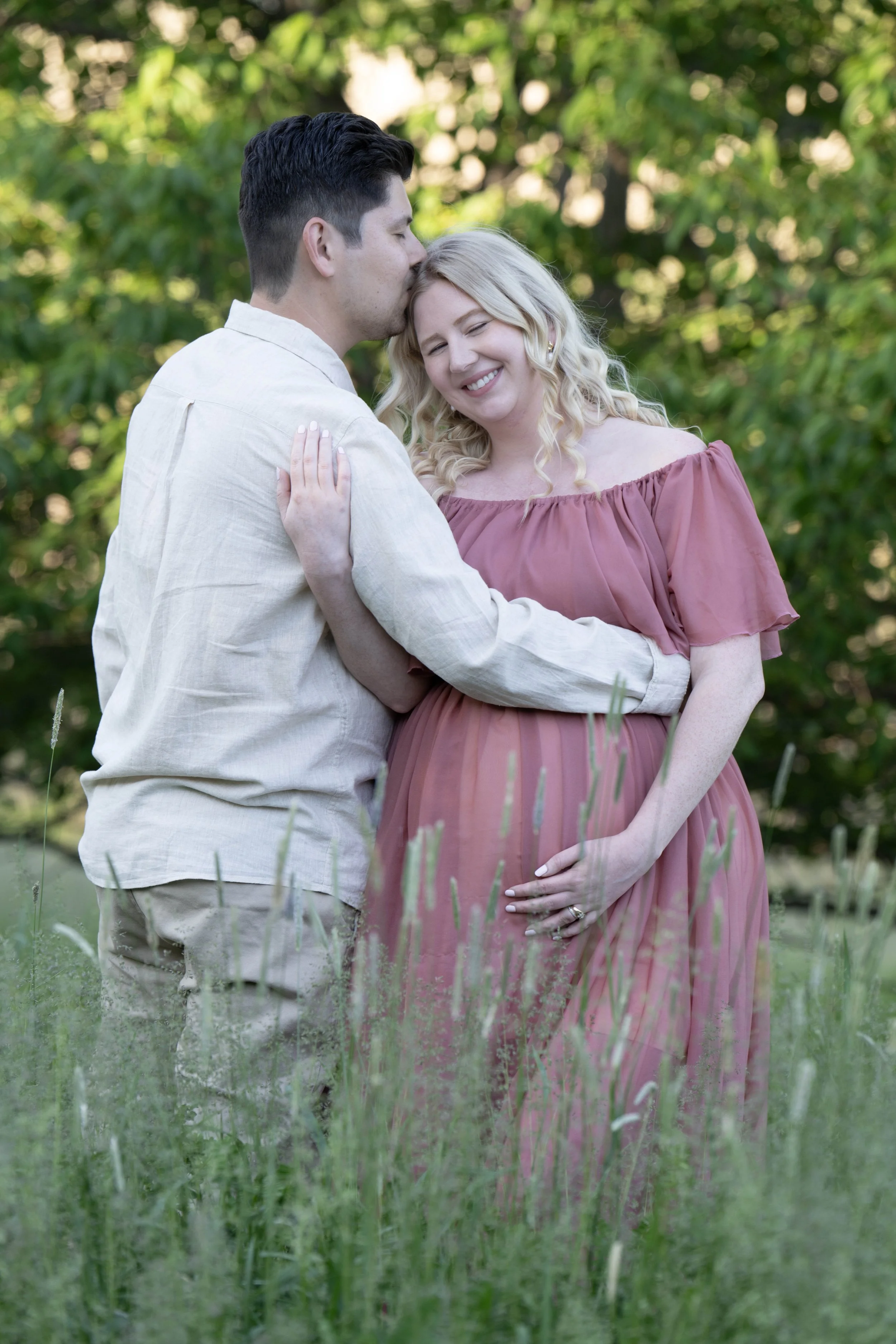 Beautiful outdoor maternity photos capturing the joy and connection of pregnancy in a natural, timeless setting. A relaxed maternity photography session in Niagara, Ontario, filled with soft light, genuine moments, and memories to cherish.
