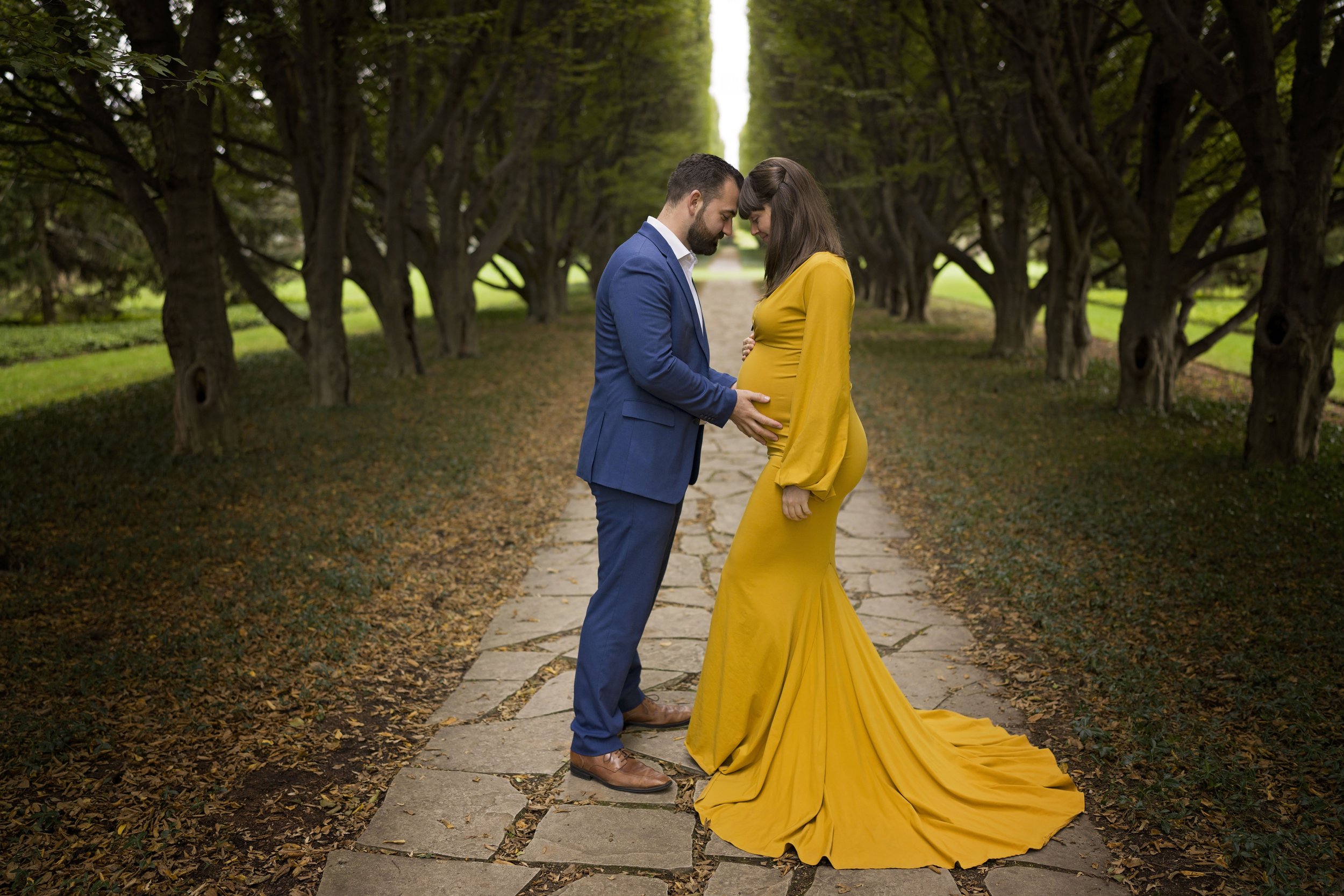Beautiful outdoor maternity photos capturing the joy and connection of pregnancy in a natural, timeless setting. A relaxed maternity photography session in Niagara, Ontario, filled with soft light, genuine moments, and memories to cherish.