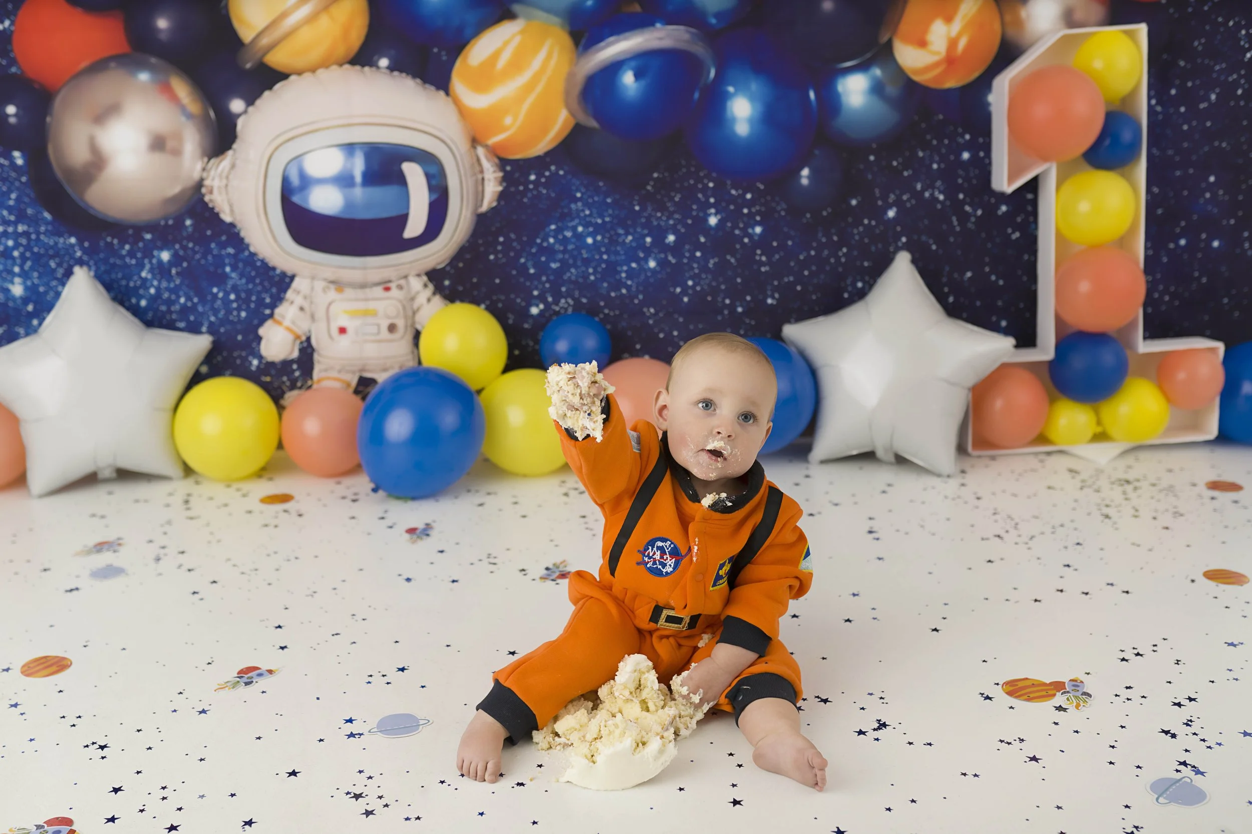 Celebrate your little one’s first birthday with a one year photoshoot in Heart to Heart Photography's Niagara Studio. Choose from a wide variety of themes, backdrops, and outfits, plus enjoy a fun Smash & Splash and optional family photos.