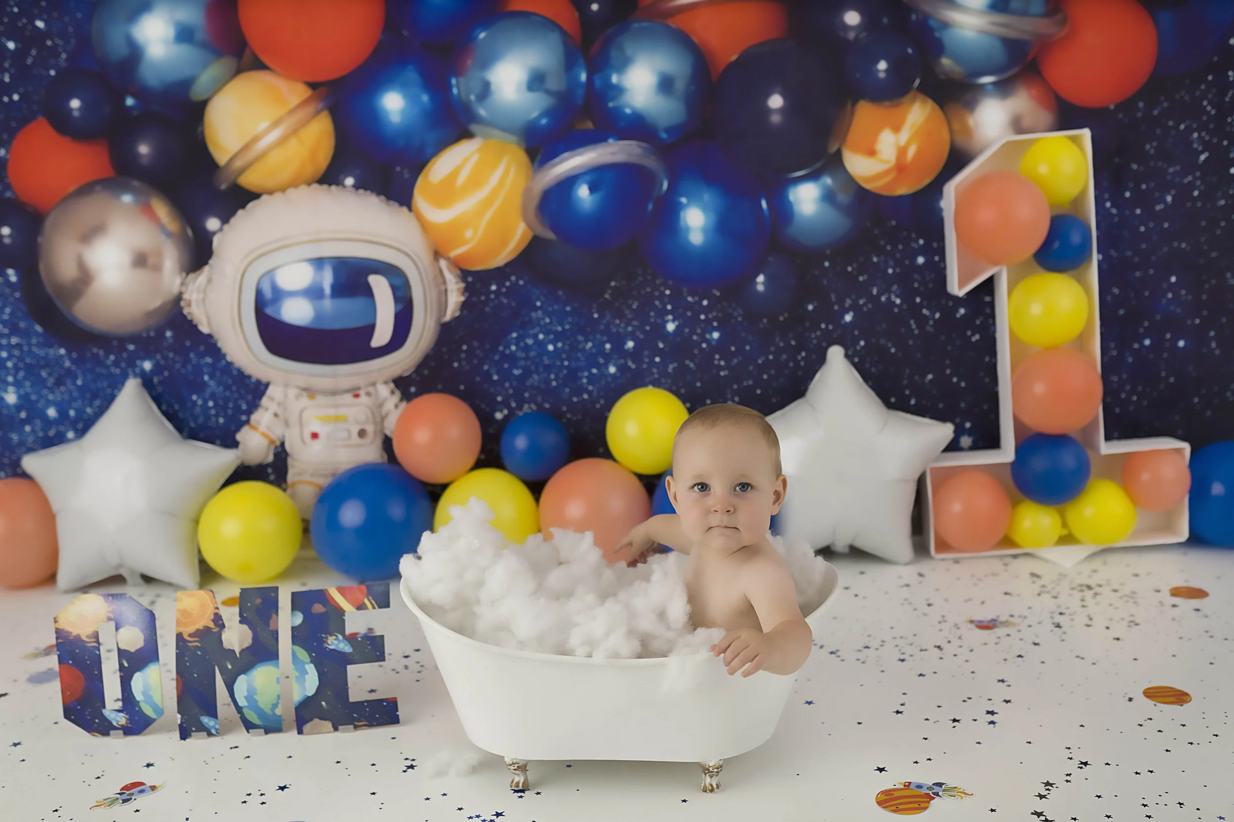 Celebrate your little one’s first birthday with a one year photoshoot in Heart to Heart Photography's Niagara Studio. Choose from a wide variety of themes, backdrops, and outfits, plus enjoy a fun Smash & Splash and optional family photos.