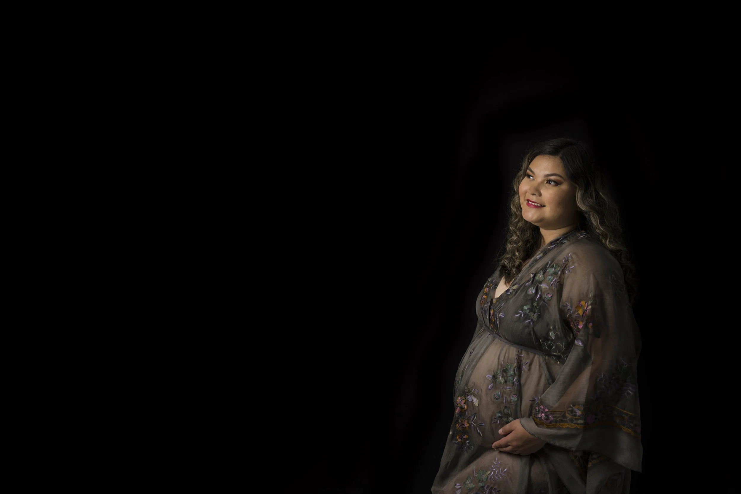 Capture the beauty of motherhood with our maternity photography. Choose outdoor or studio sessions, with partner and children welcome. Enjoy access to our client closet featuring stunning dresses, fabrics, backdrops, and accessories for a variety of 