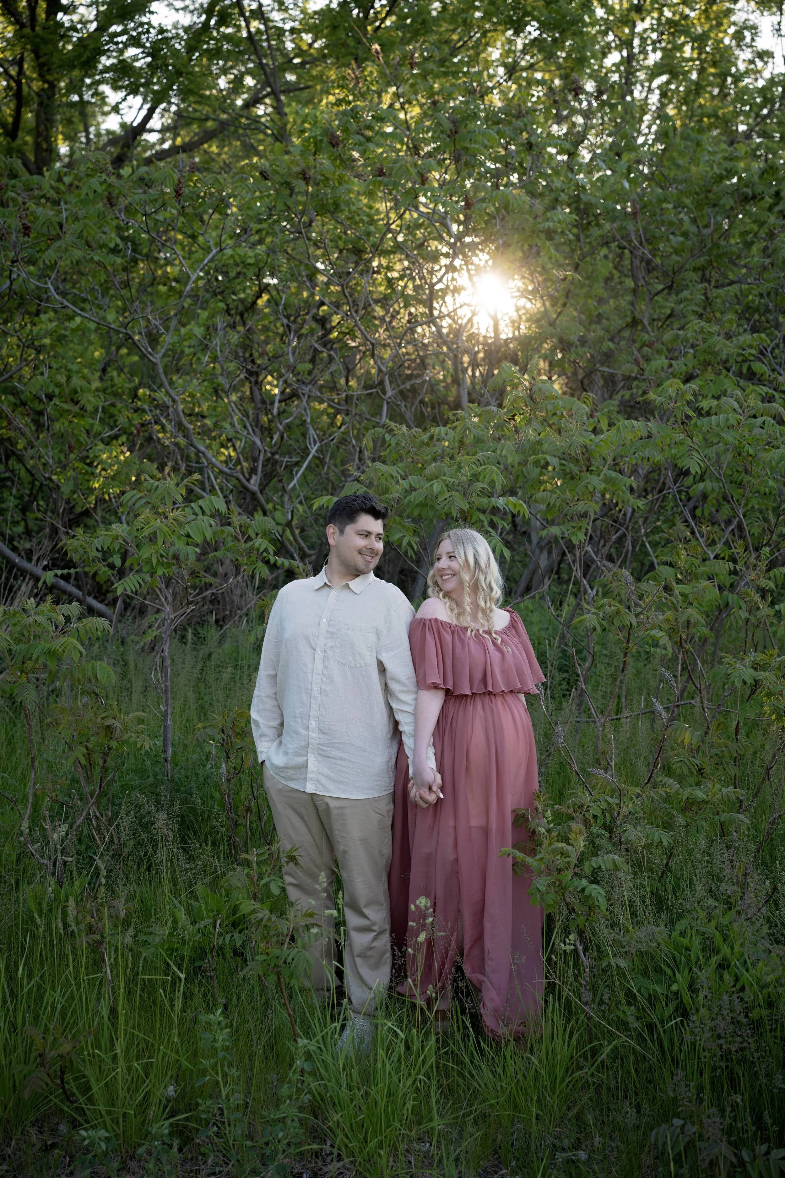 Beautiful outdoor maternity photos capturing the joy and connection of pregnancy in a natural, timeless setting. A relaxed maternity photography session in Niagara, Ontario, filled with soft light, genuine moments, and memories to cherish.