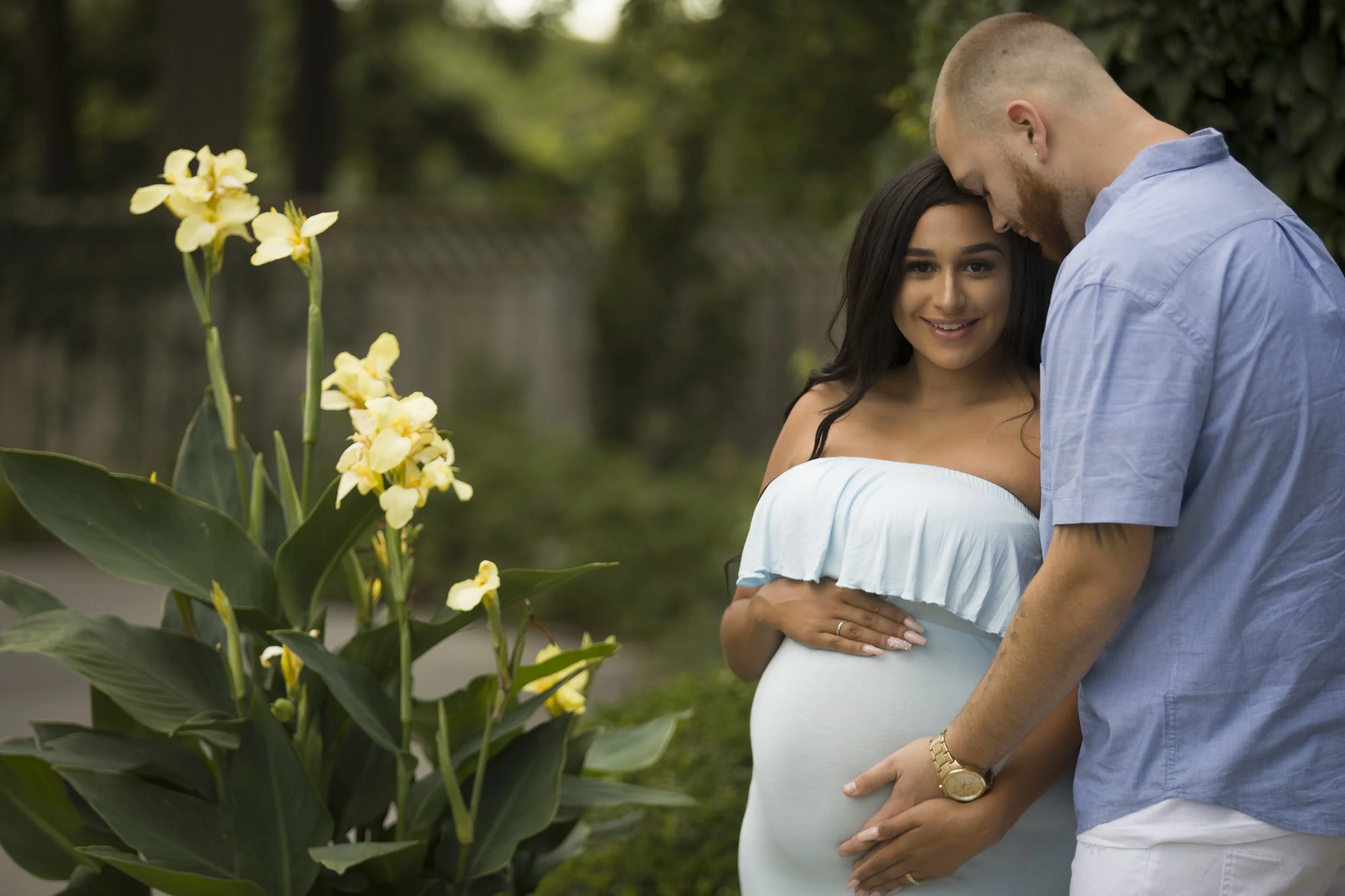 Beautiful outdoor maternity photos capturing the joy and connection of pregnancy in a natural, timeless setting. A relaxed maternity photography session in Niagara, Ontario, filled with soft light, genuine moments, and memories to cherish.