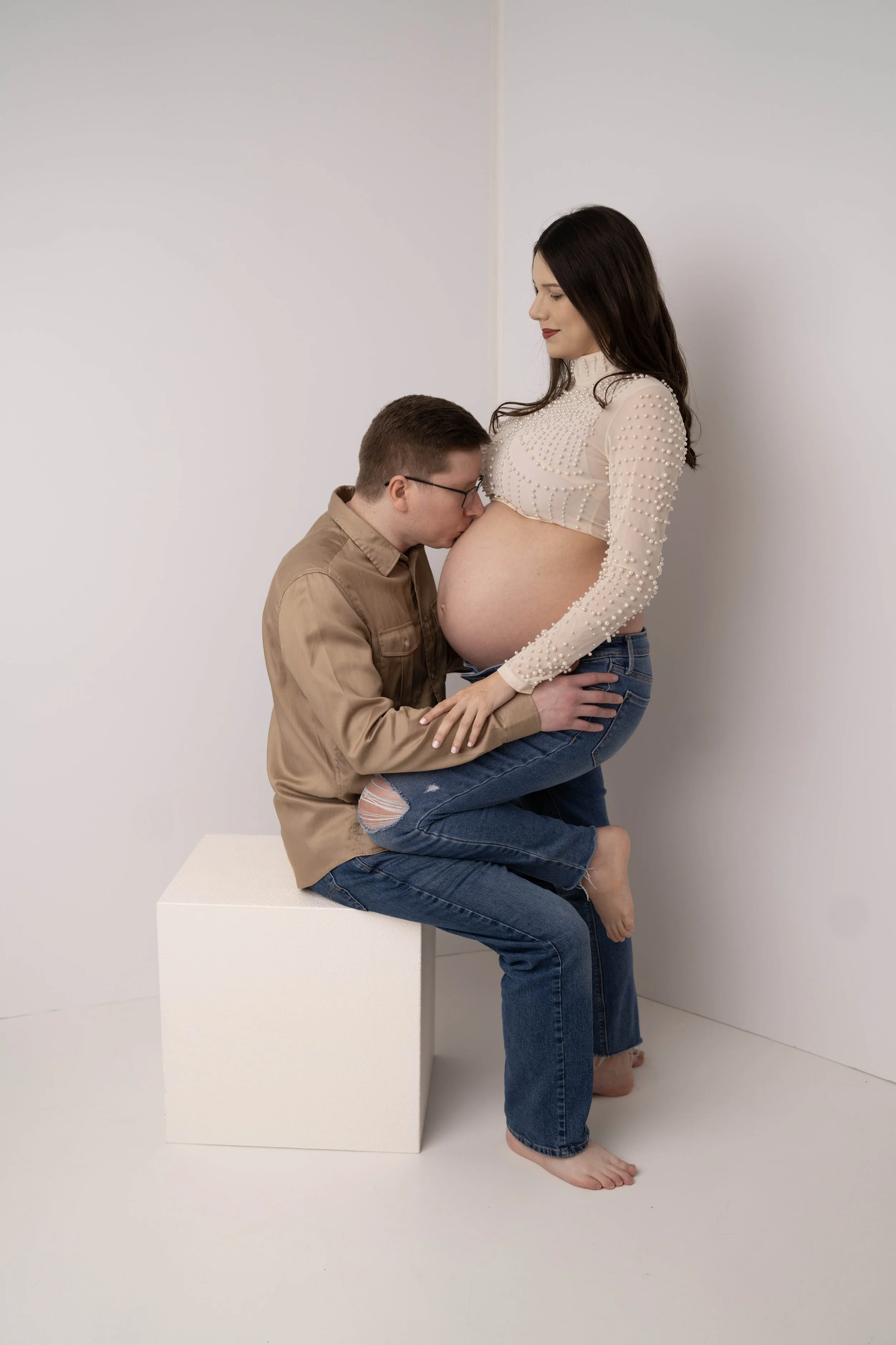 Capture the beauty of motherhood with our maternity photography. Choose outdoor or studio sessions, with partner and children welcome. Enjoy access to our client closet featuring stunning dresses, fabrics, backdrops, and accessories for a variety of 