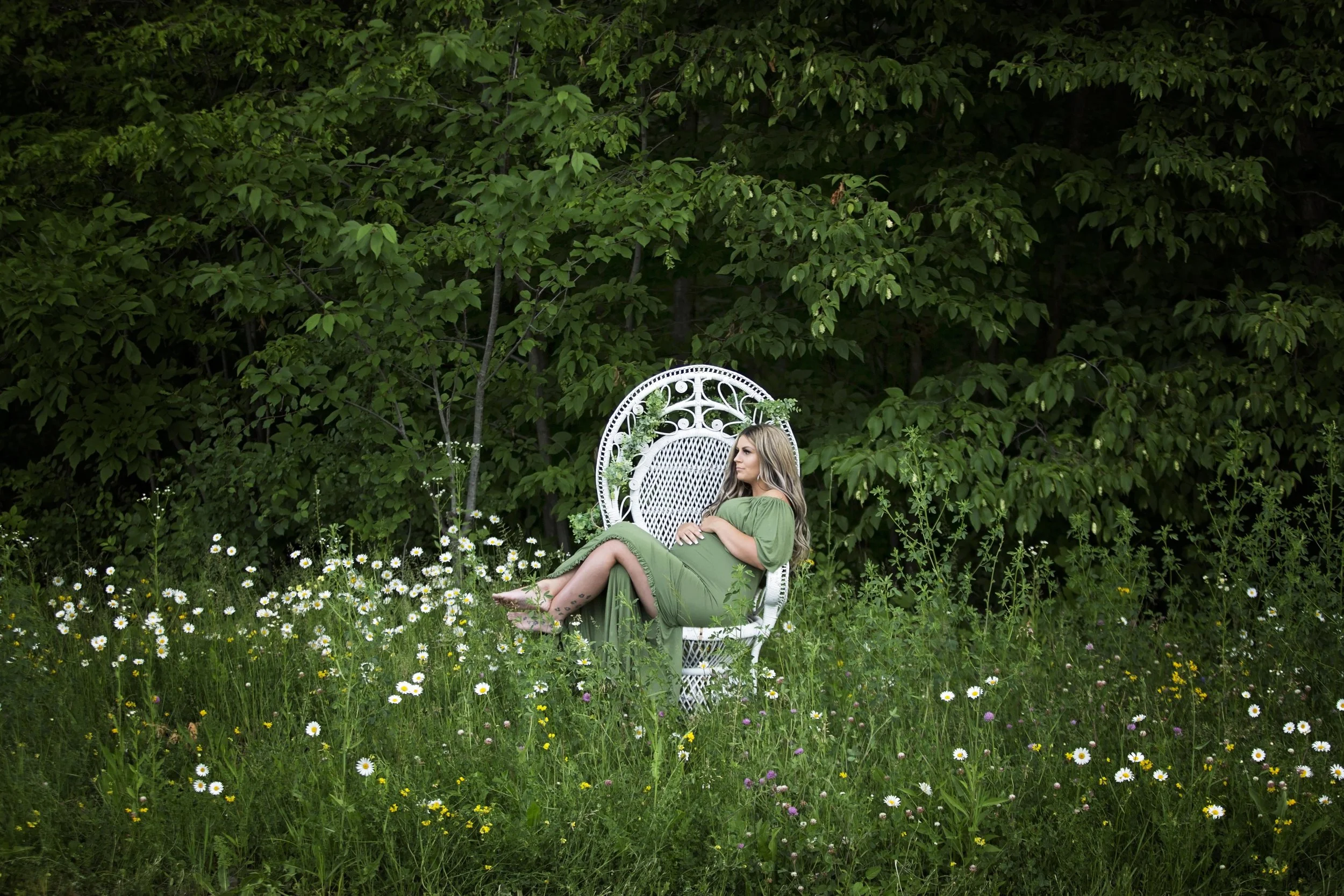 Beautiful outdoor maternity photos capturing the joy and connection of pregnancy in a natural, timeless setting. A relaxed maternity photography session in Niagara, Ontario, filled with soft light, genuine moments, and memories to cherish.