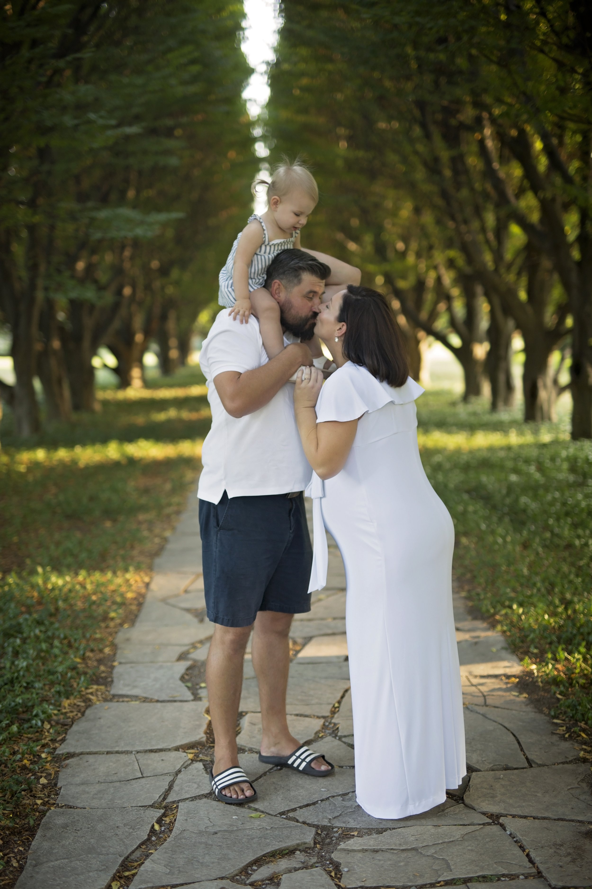 Beautiful outdoor maternity photos capturing the joy and connection of pregnancy in a natural, timeless setting. A relaxed maternity photography session in Niagara, Ontario, filled with soft light, genuine moments, and memories to cherish.
