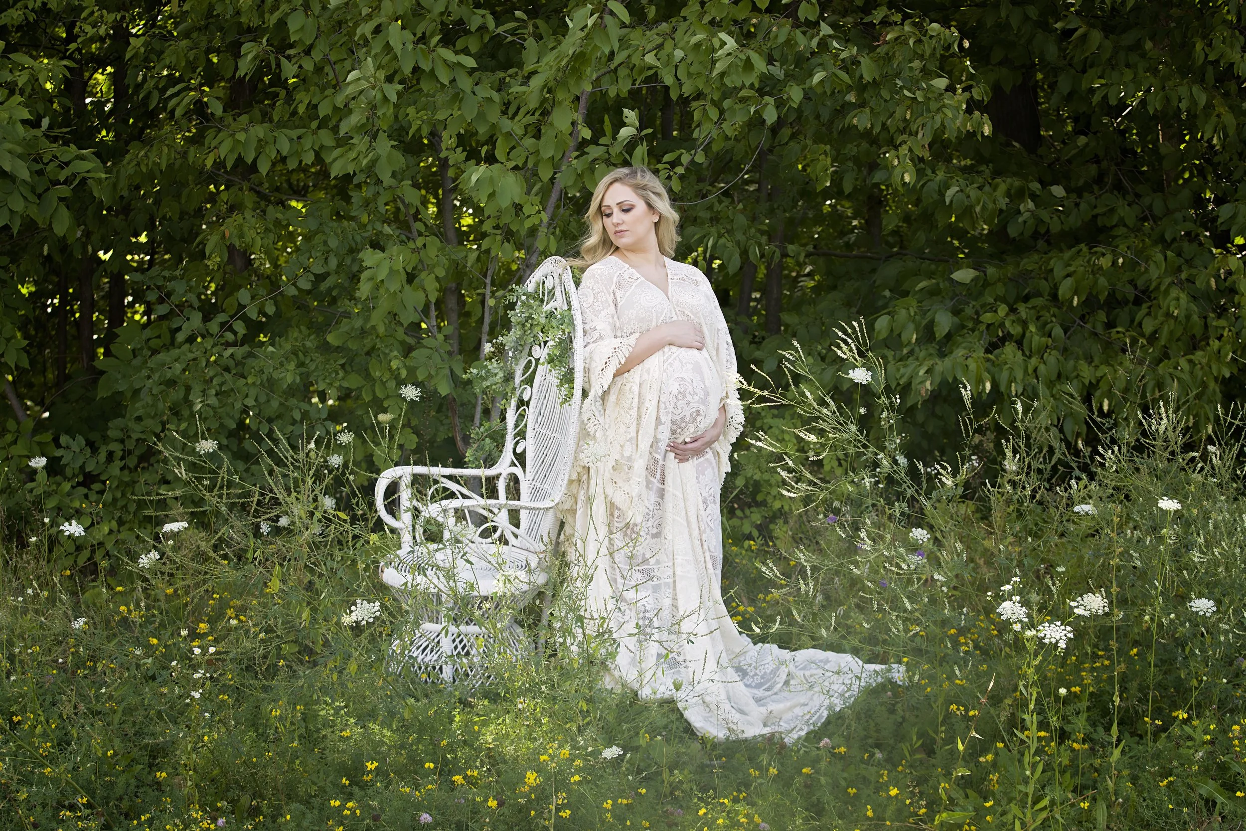 Beautiful outdoor maternity photos capturing the joy and connection of pregnancy in a natural, timeless setting. A relaxed maternity photography session in Niagara, Ontario, filled with soft light, genuine moments, and memories to cherish.
