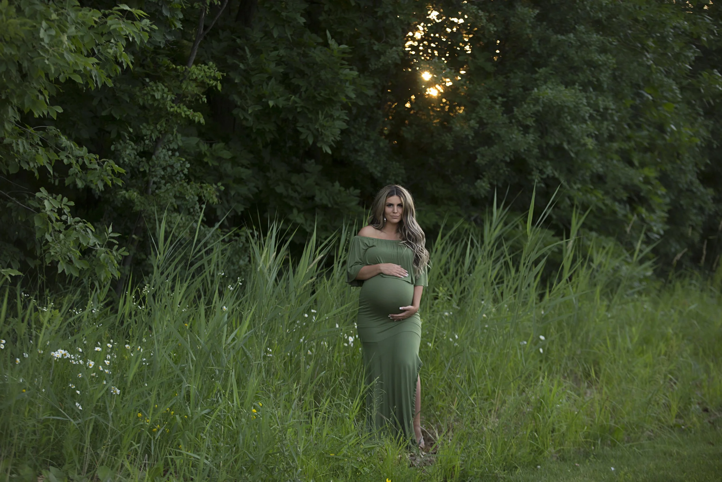 Beautiful outdoor maternity photos capturing the joy and connection of pregnancy in a natural, timeless setting. A relaxed maternity photography session in Niagara, Ontario, filled with soft light, genuine moments, and memories to cherish.