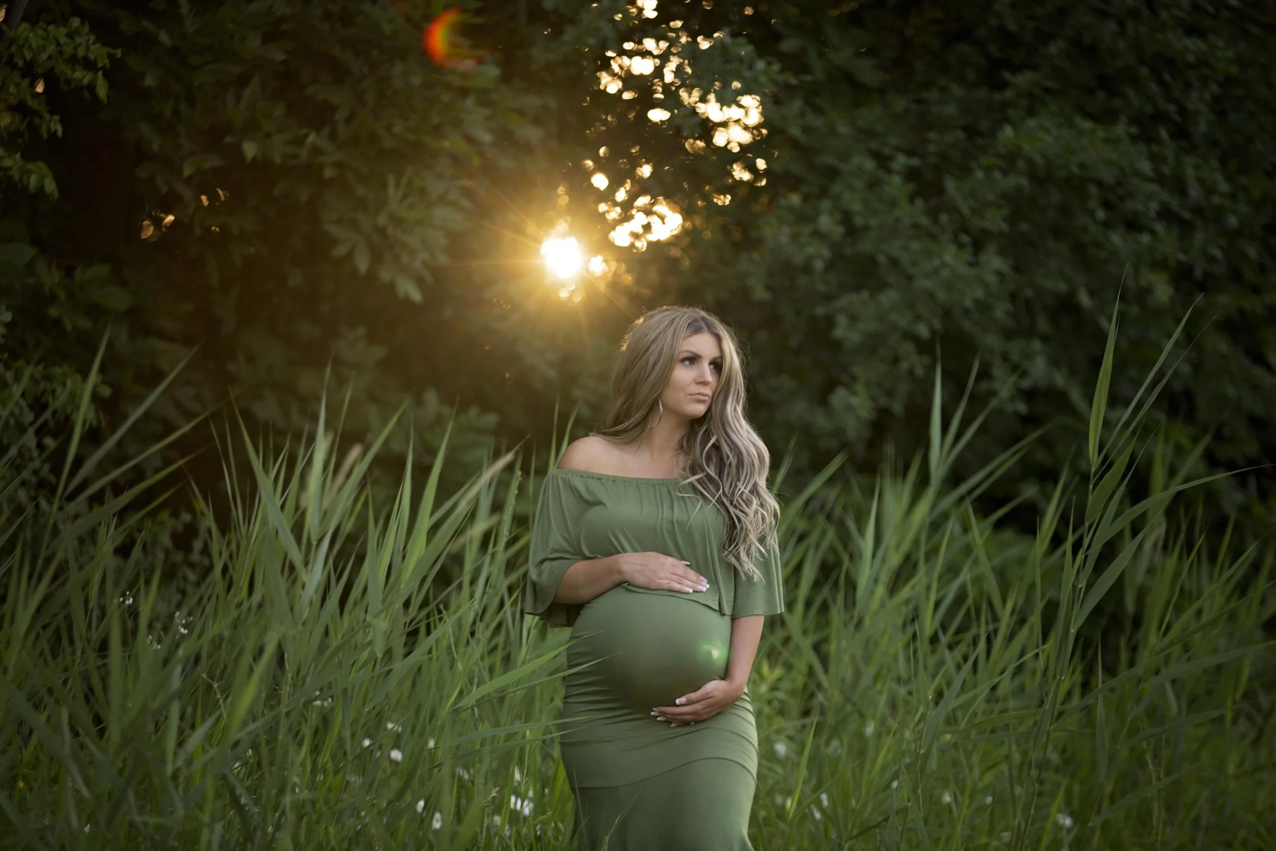 Beautiful outdoor maternity photos capturing the joy and connection of pregnancy in a natural, timeless setting. A relaxed maternity photography session in Niagara, Ontario, filled with soft light, genuine moments, and memories to cherish.