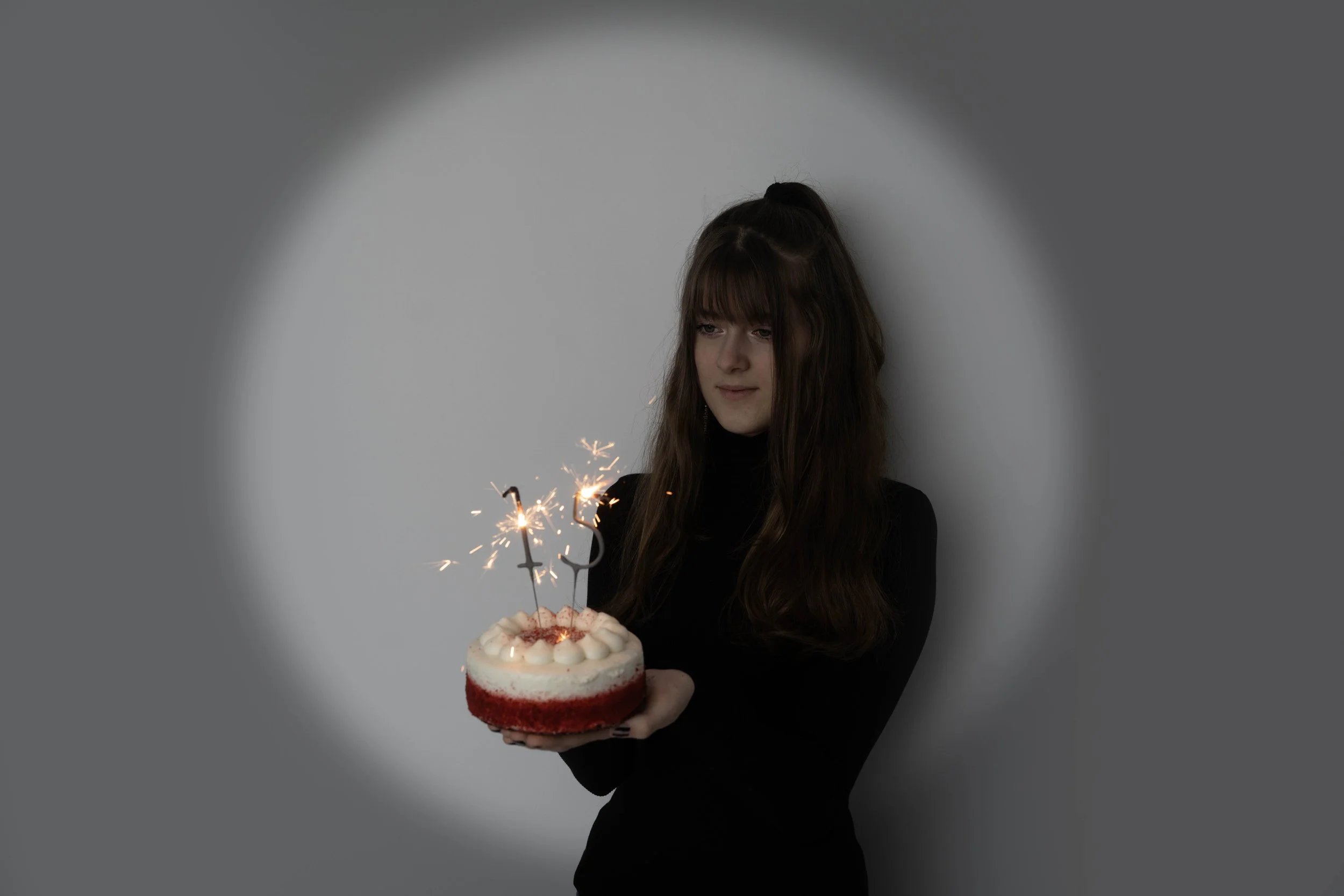 Celebrate your teen’s milestone with a custom birthday photoshoot in Niagara. I specialize in collaborative sessions where teens share their unique vision to create authentic, stylish portraits. Whether it’s a sweet 16 or a trendy themed shoot, let’s