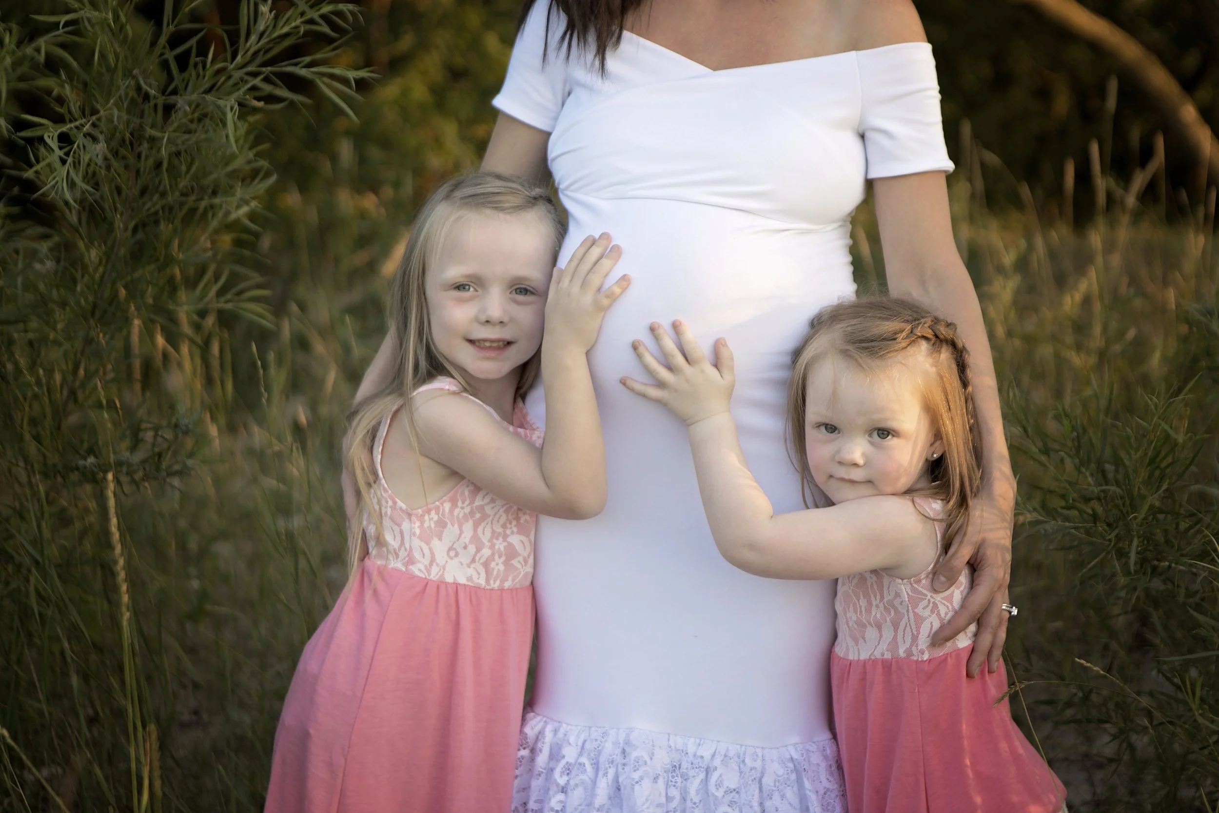 Beautiful outdoor maternity photos capturing the joy and connection of pregnancy in a natural, timeless setting. A relaxed maternity photography session in Niagara, Ontario, filled with soft light, genuine moments, and memories to cherish.