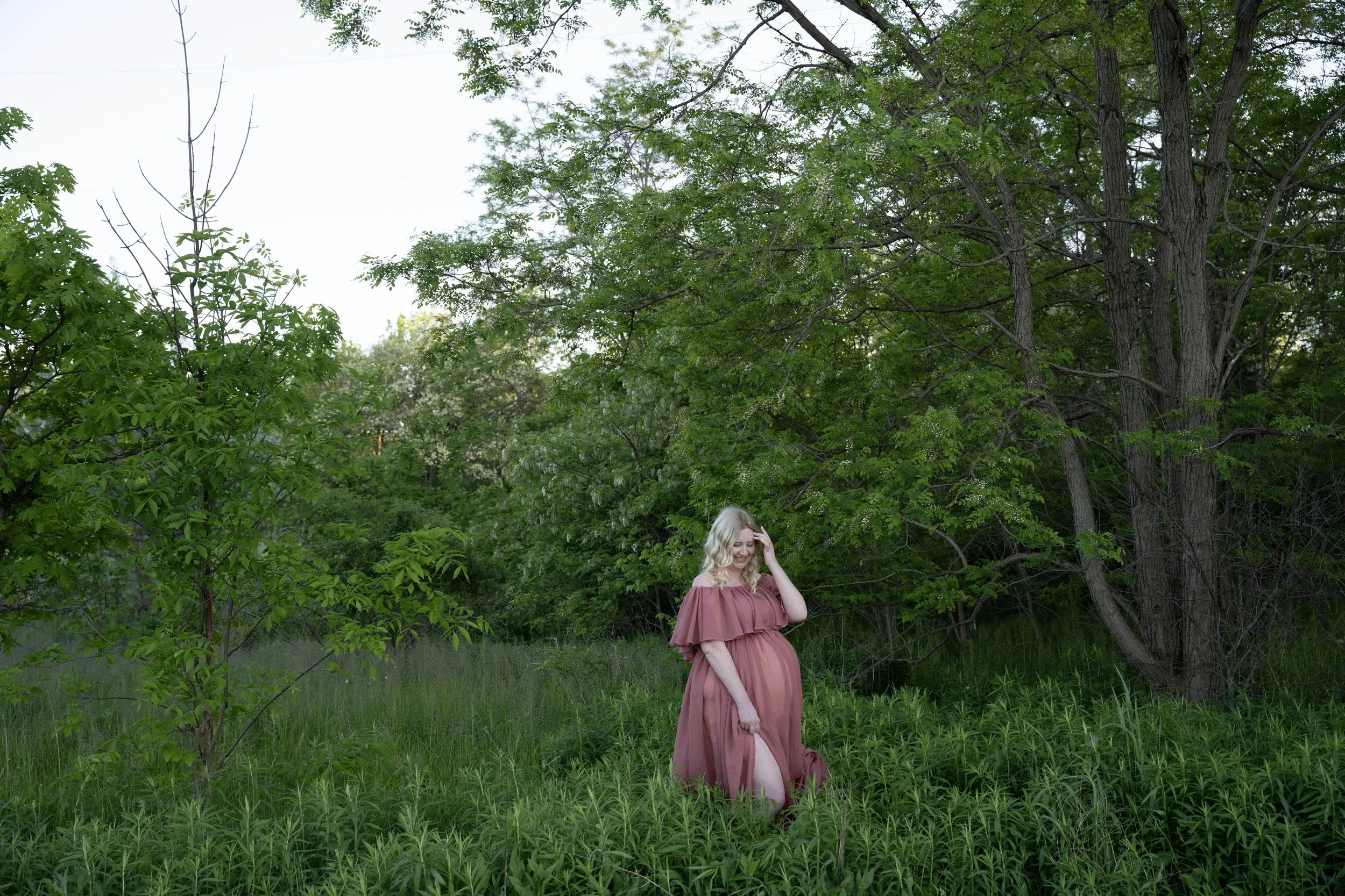Beautiful outdoor maternity photos capturing the joy and connection of pregnancy in a natural, timeless setting. A relaxed maternity photography session in Niagara, Ontario, filled with soft light, genuine moments, and memories to cherish.